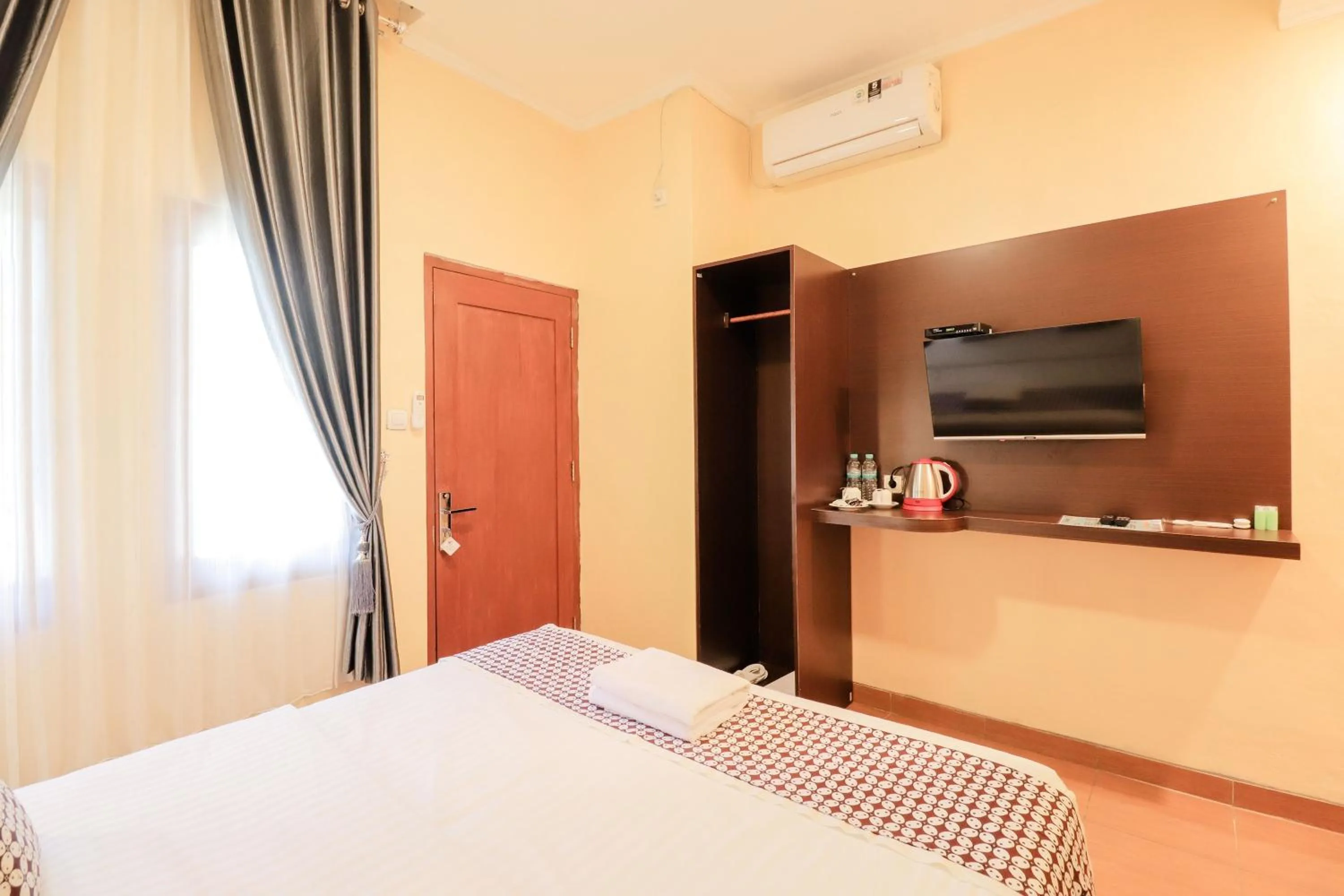 Bed in Omah Rohadi Syariah by Ndalem Beong