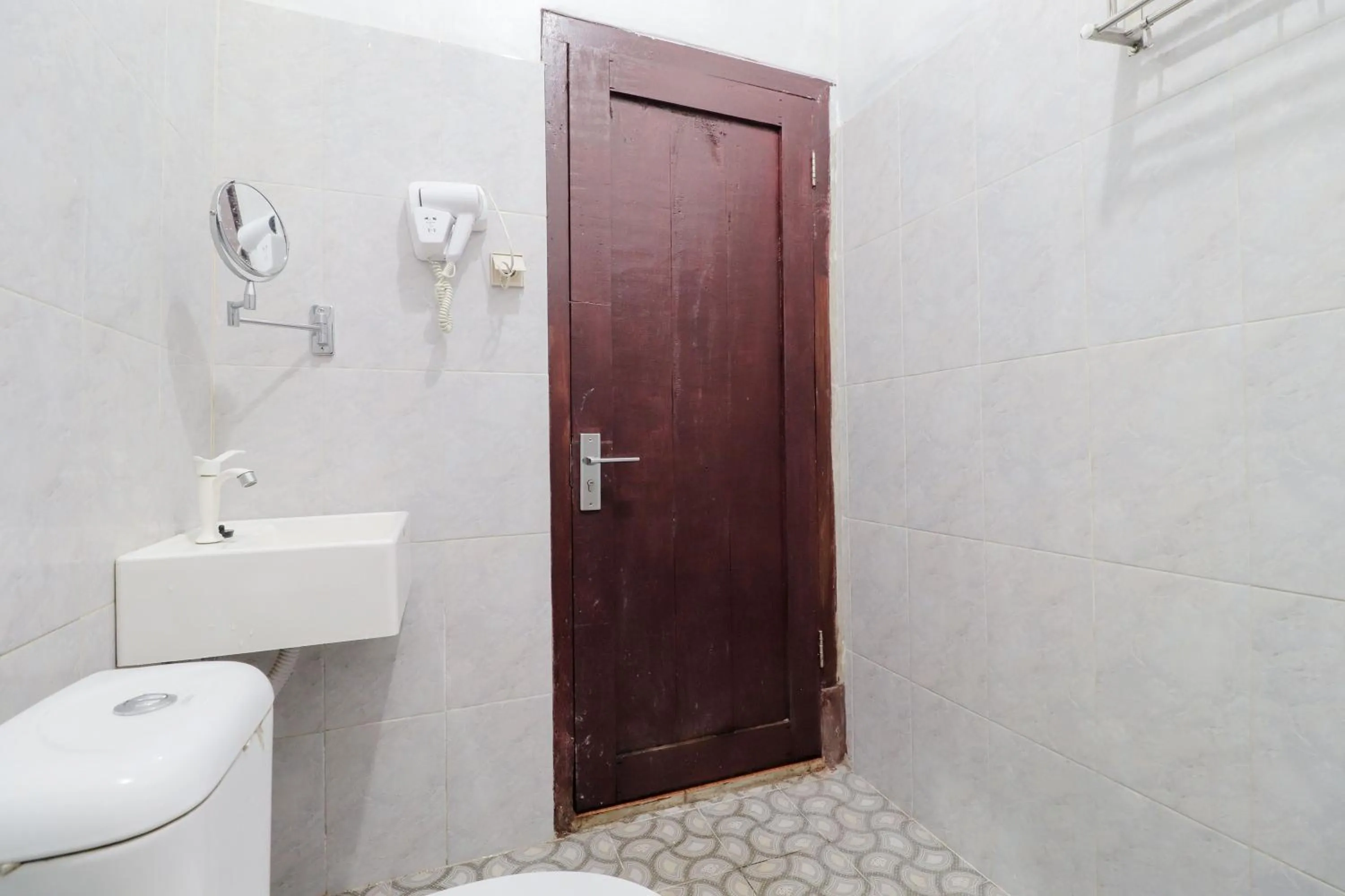 Bathroom in Omah Rohadi Syariah by Ndalem Beong