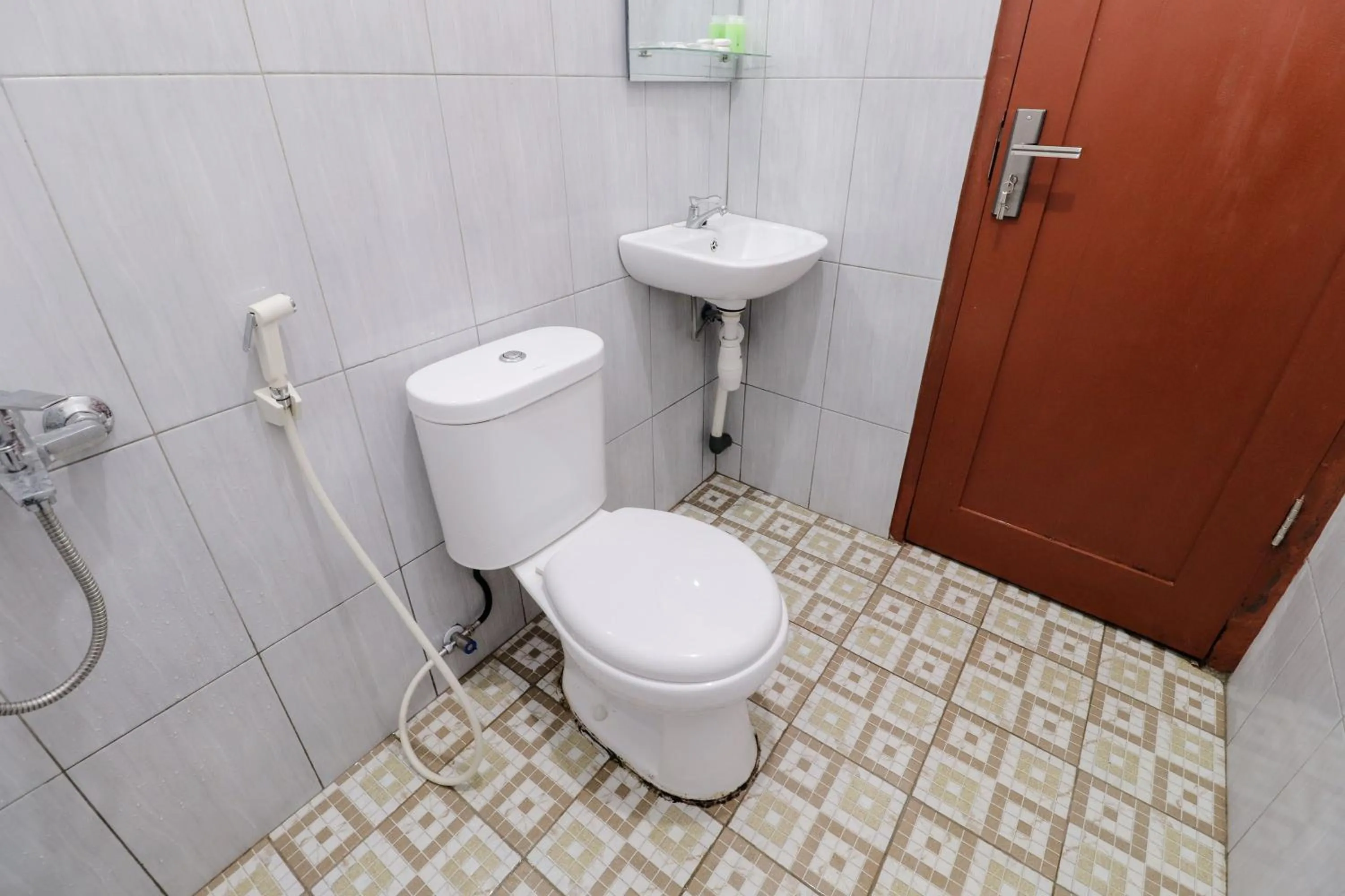 Bathroom in Omah Rohadi Syariah by Ndalem Beong