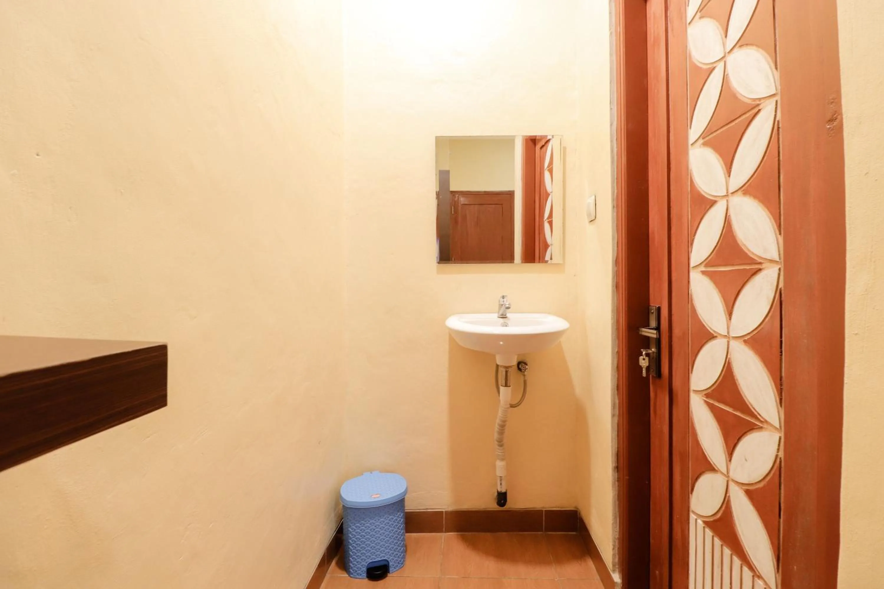 Bathroom in Omah Rohadi Syariah by Ndalem Beong