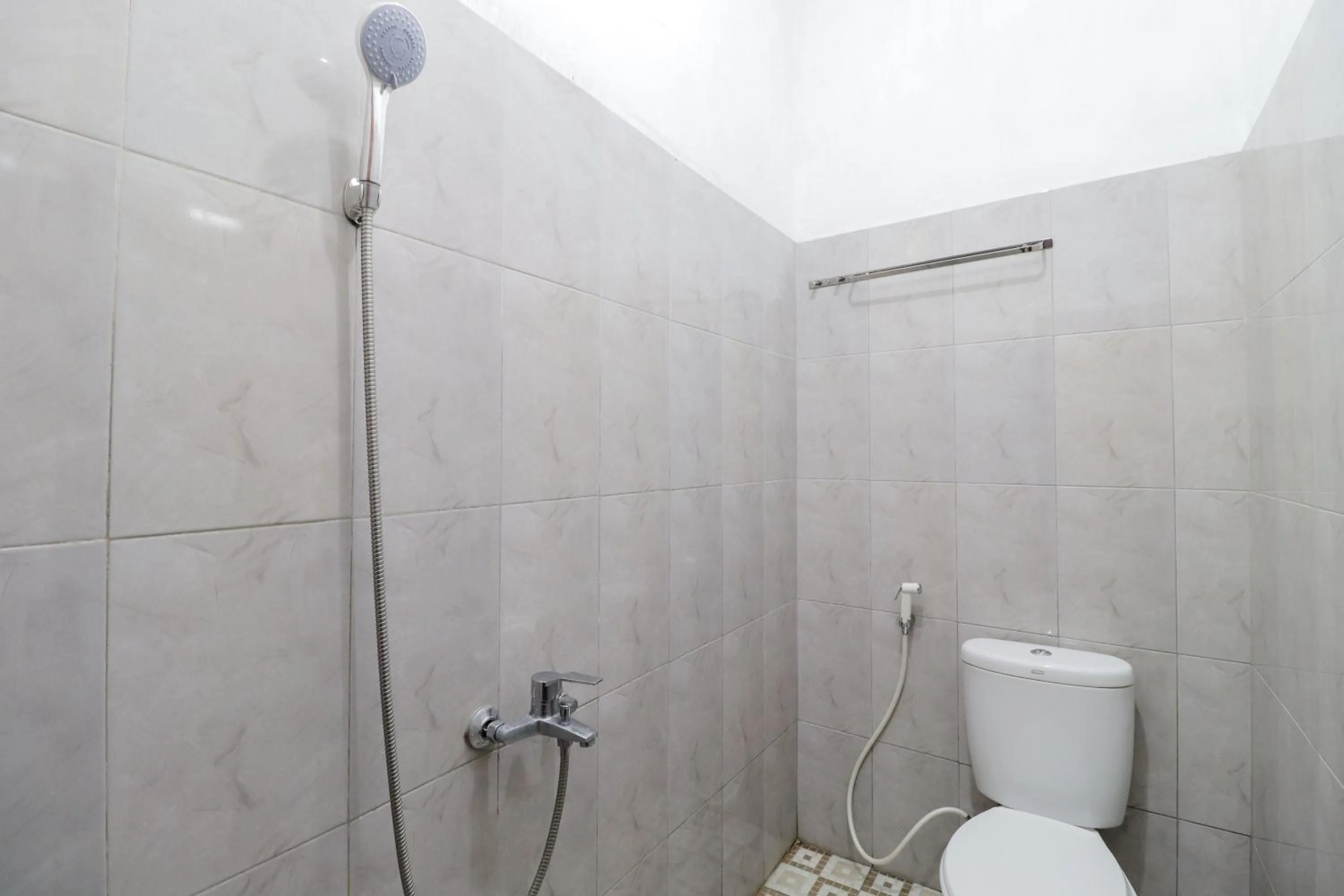 Bathroom in Omah Rohadi Syariah by Ndalem Beong