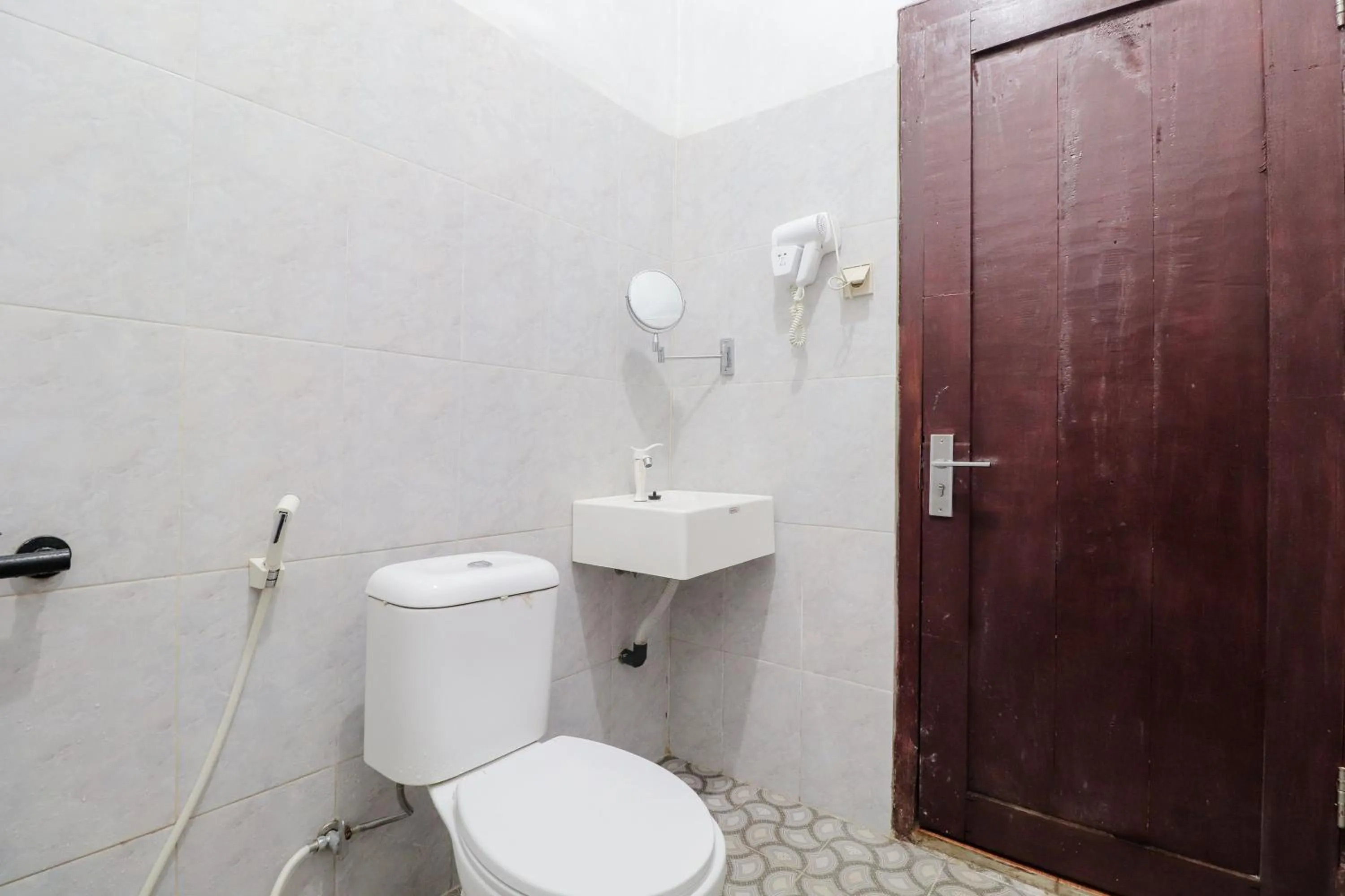 Bathroom in Omah Rohadi Syariah by Ndalem Beong