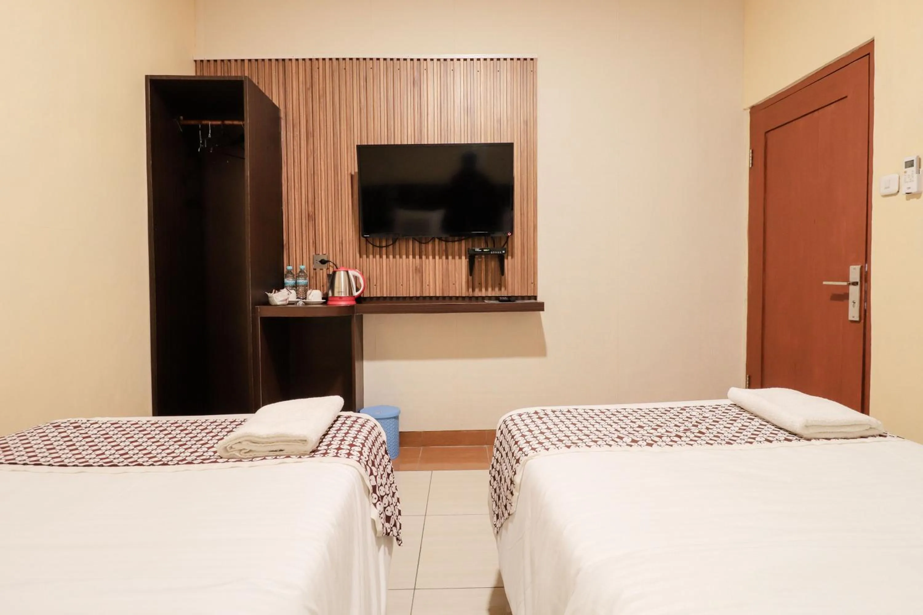 Bed in Omah Rohadi Syariah by Ndalem Beong