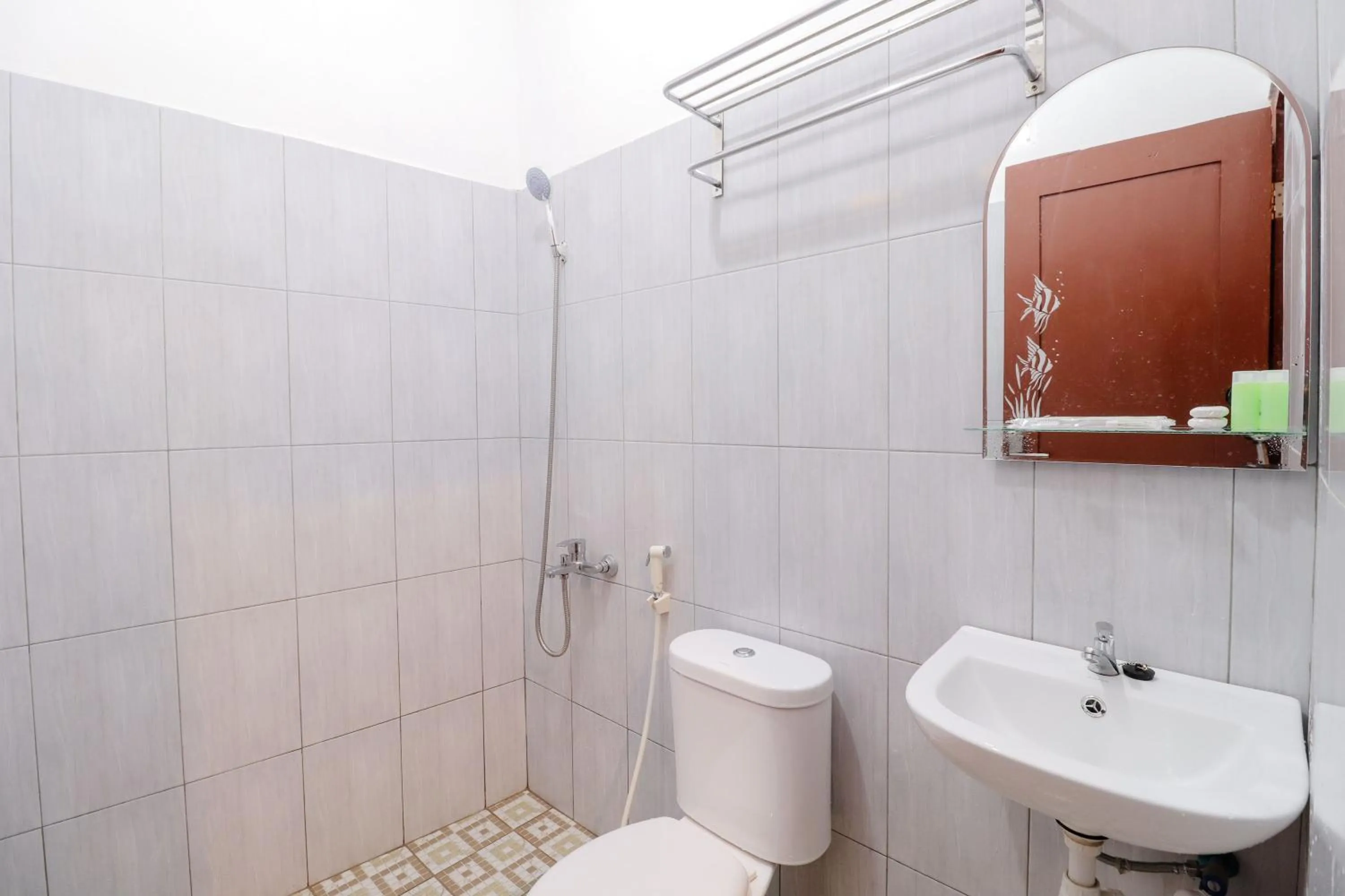 Bathroom in Omah Rohadi Syariah by Ndalem Beong