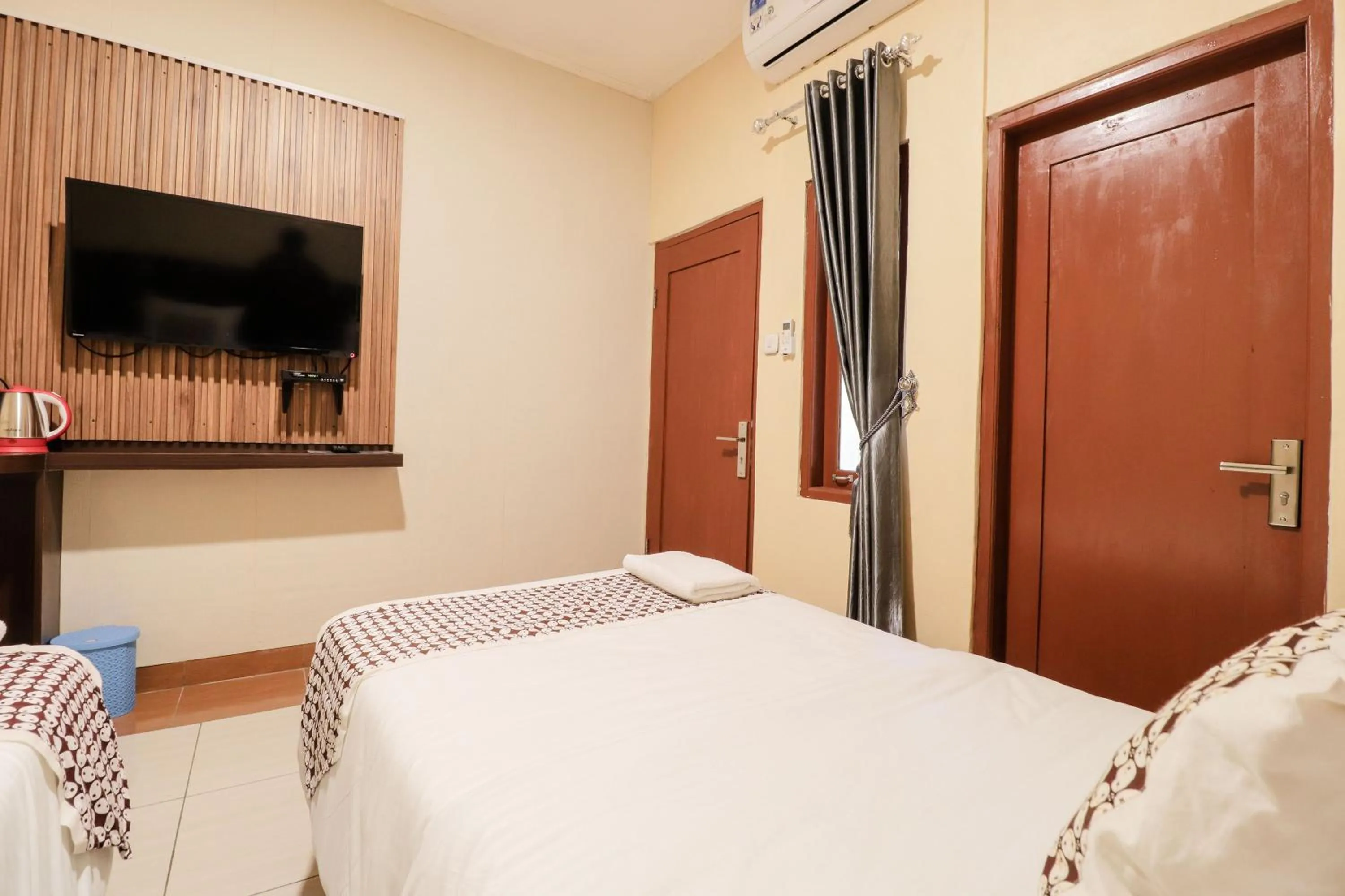 Bed in Omah Rohadi Syariah by Ndalem Beong