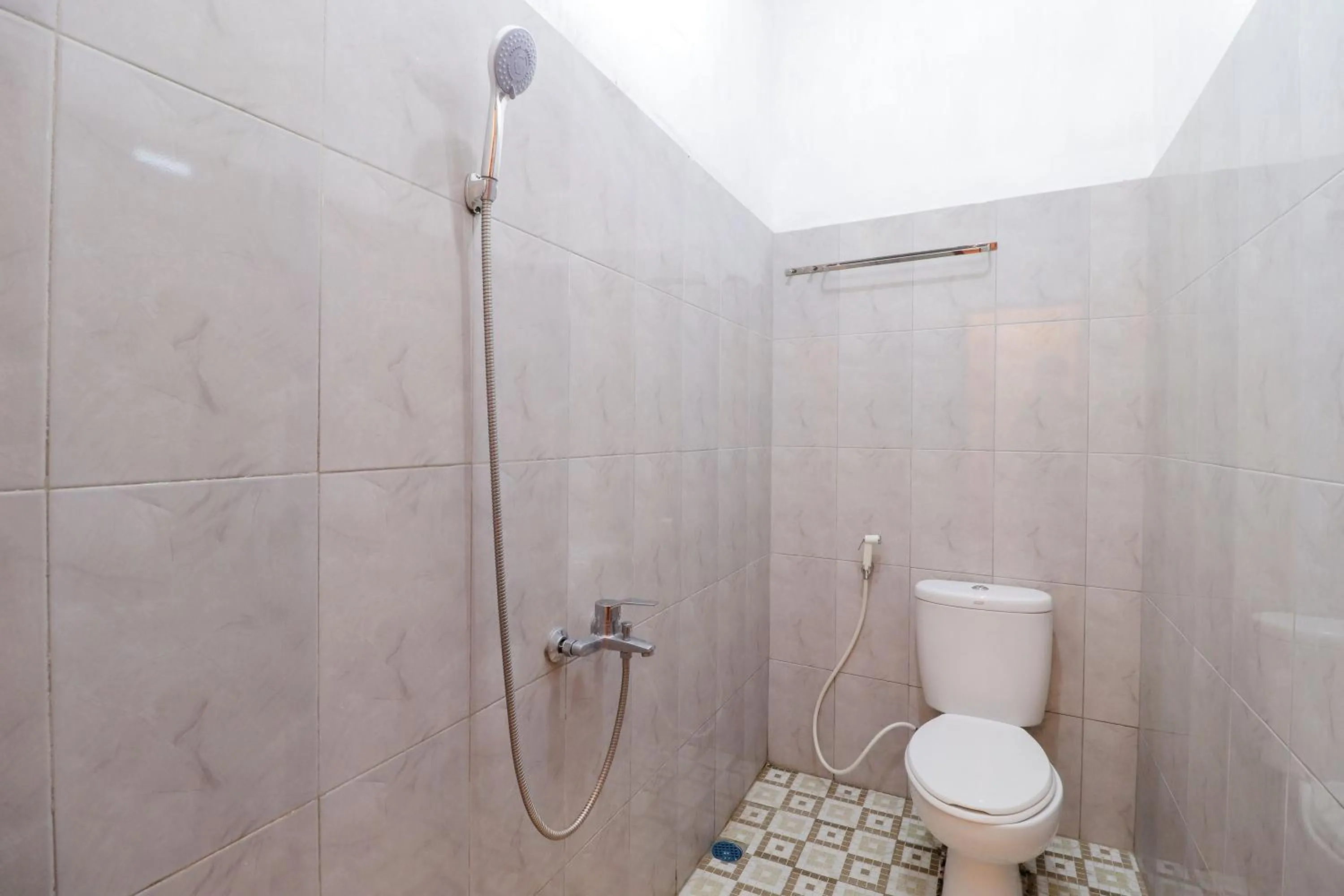 Bathroom in Omah Rohadi Syariah by Ndalem Beong