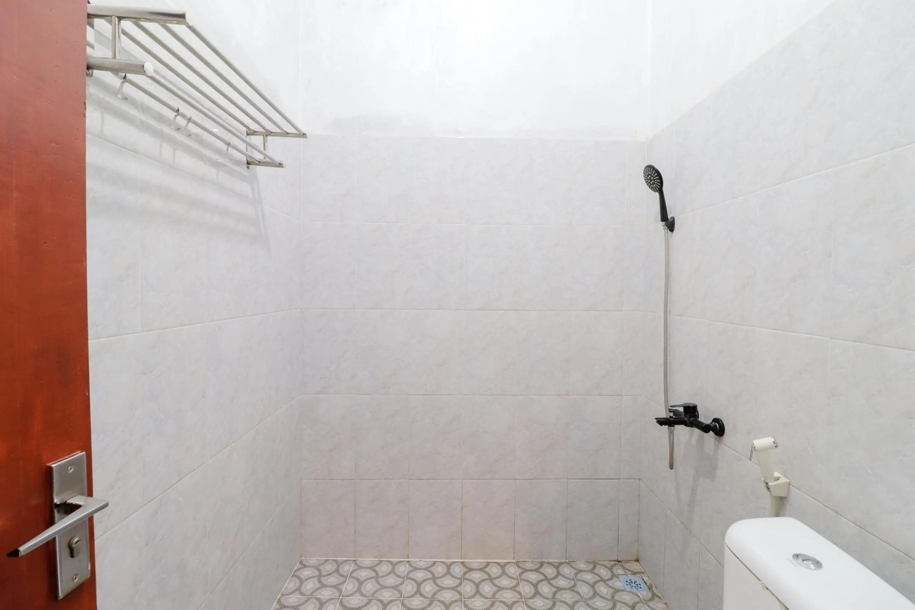 Bathroom in Omah Rohadi Syariah by Ndalem Beong