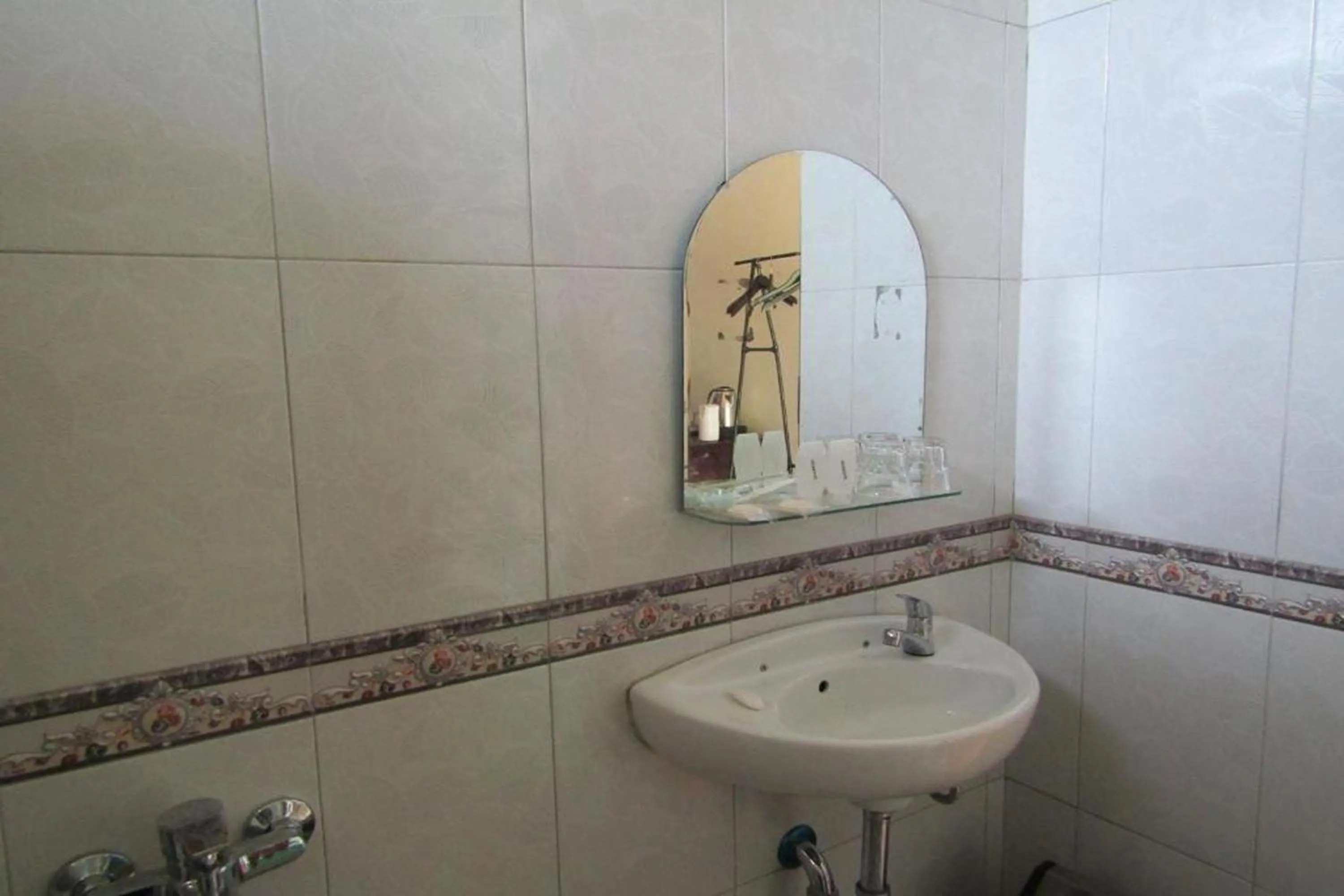 Bathroom in Omah Rohadi Syariah by Ndalem Beong