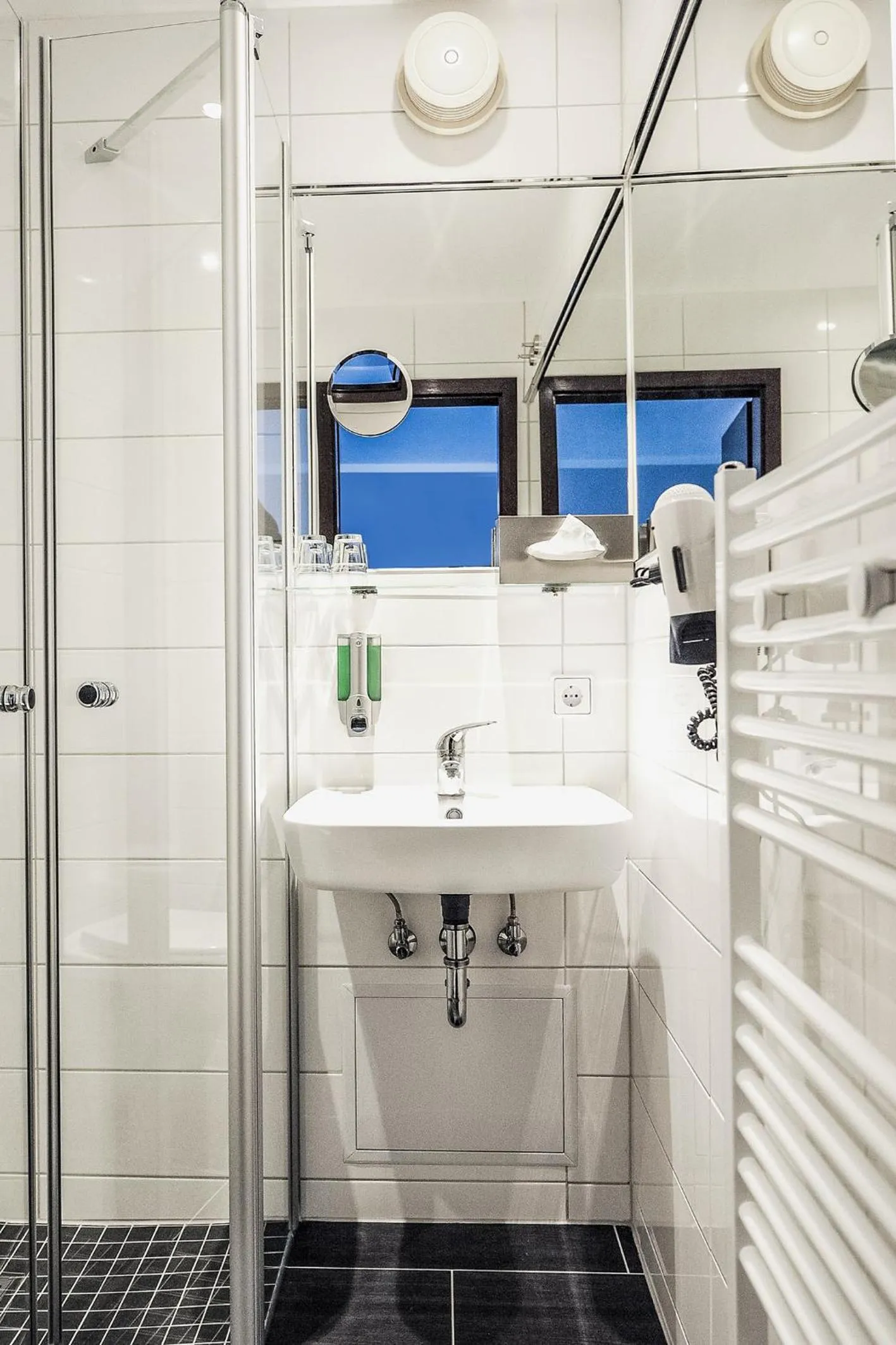 Shower in Hotel Delta am Potsdamer Platz