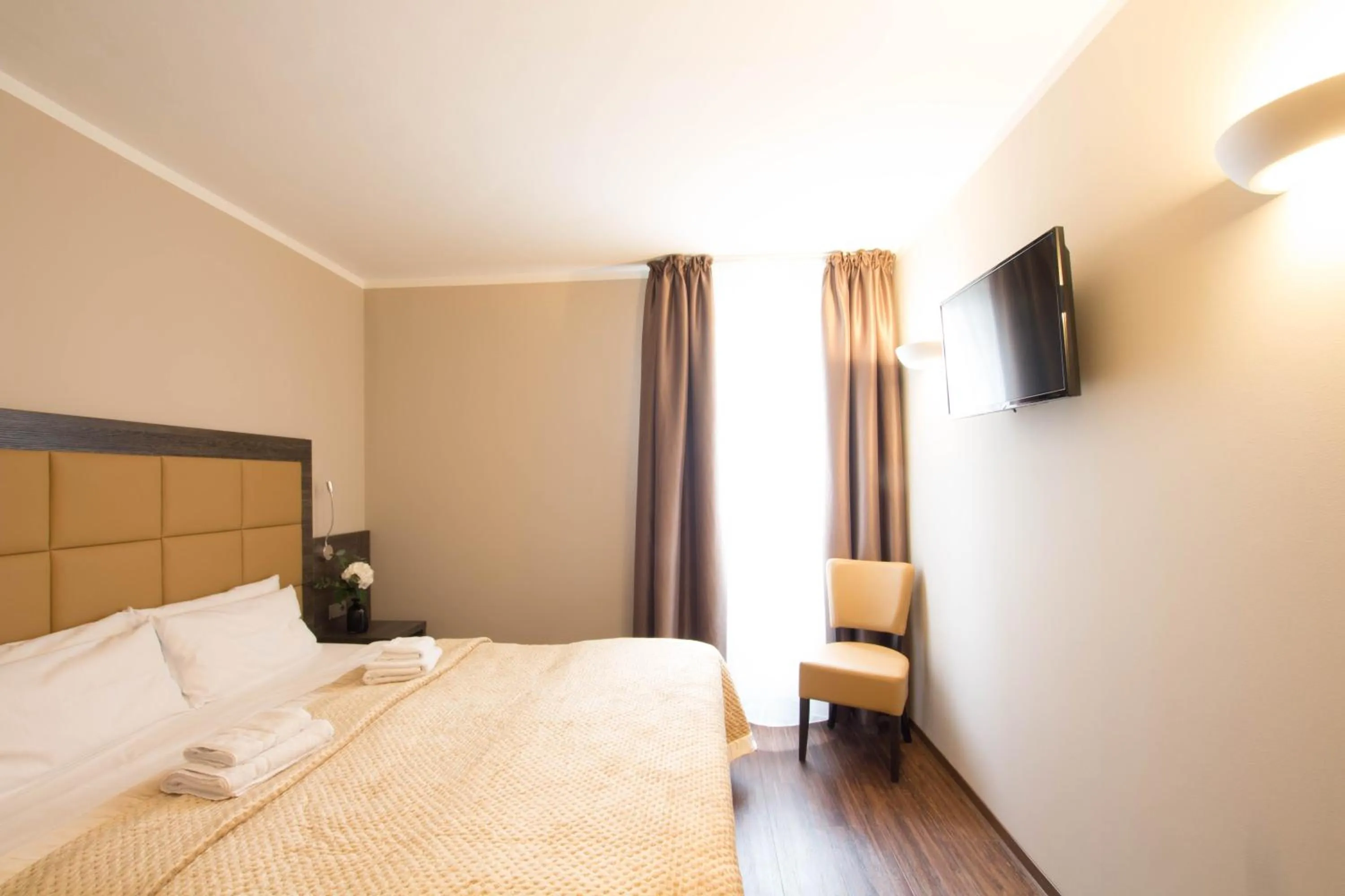 Photo of the whole room, Bed in Hotel Delta am Potsdamer Platz