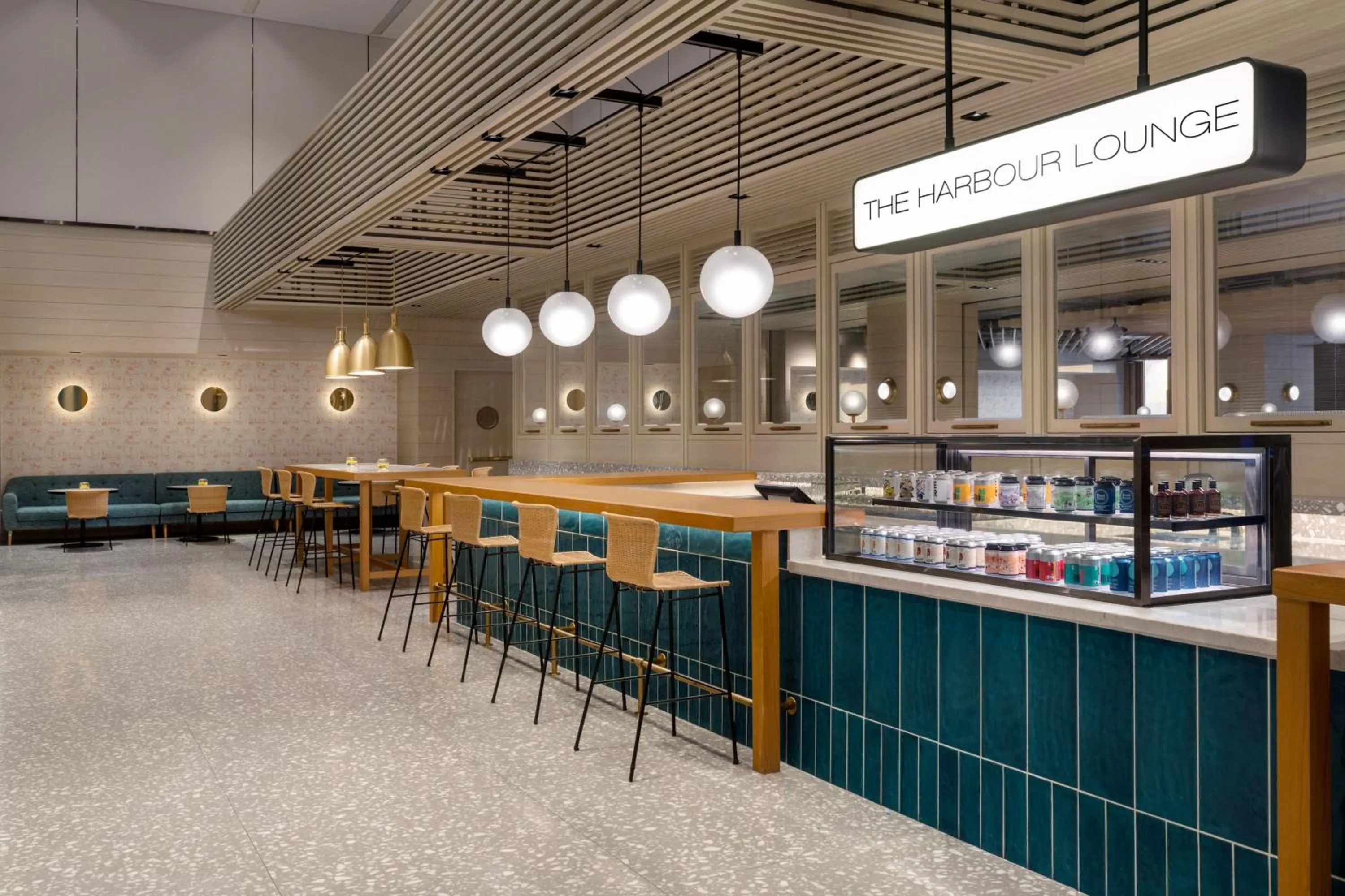 Lounge or bar in Four Points by Sheraton Hong Kong, Tung Chung