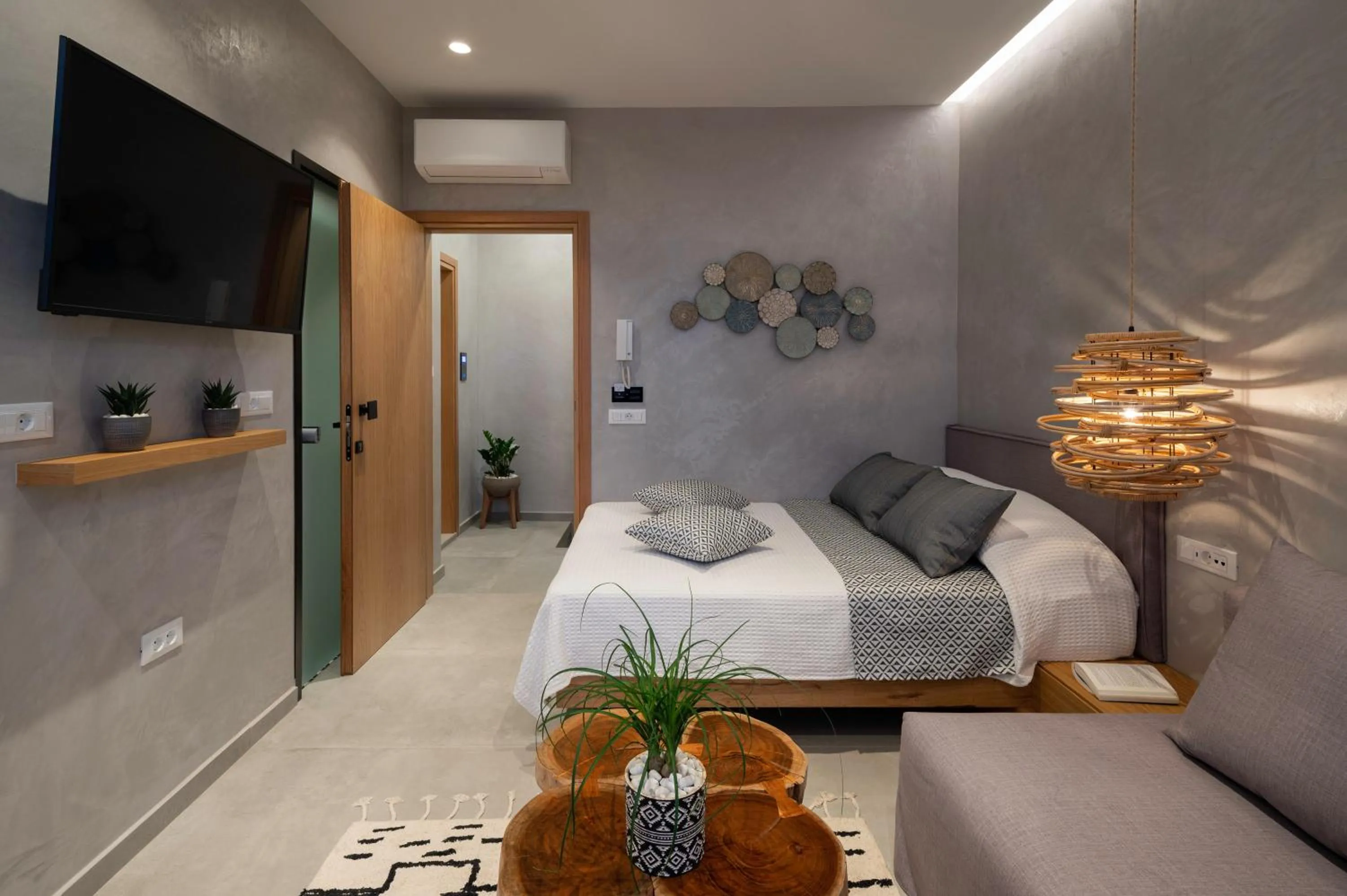 Photo of the whole room, Bed in Petalo Suites