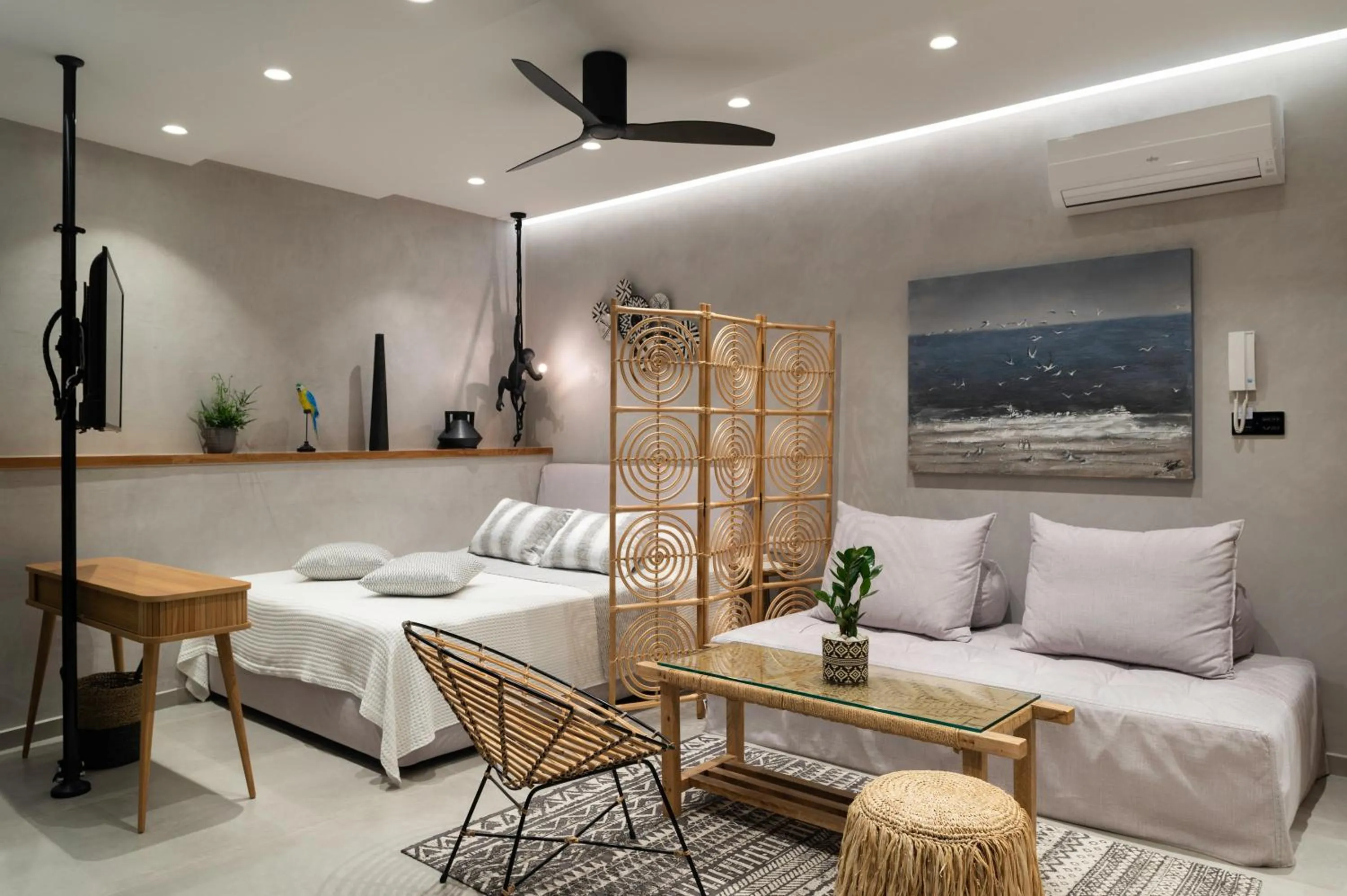 Seating area, Bed in Petalo Suites