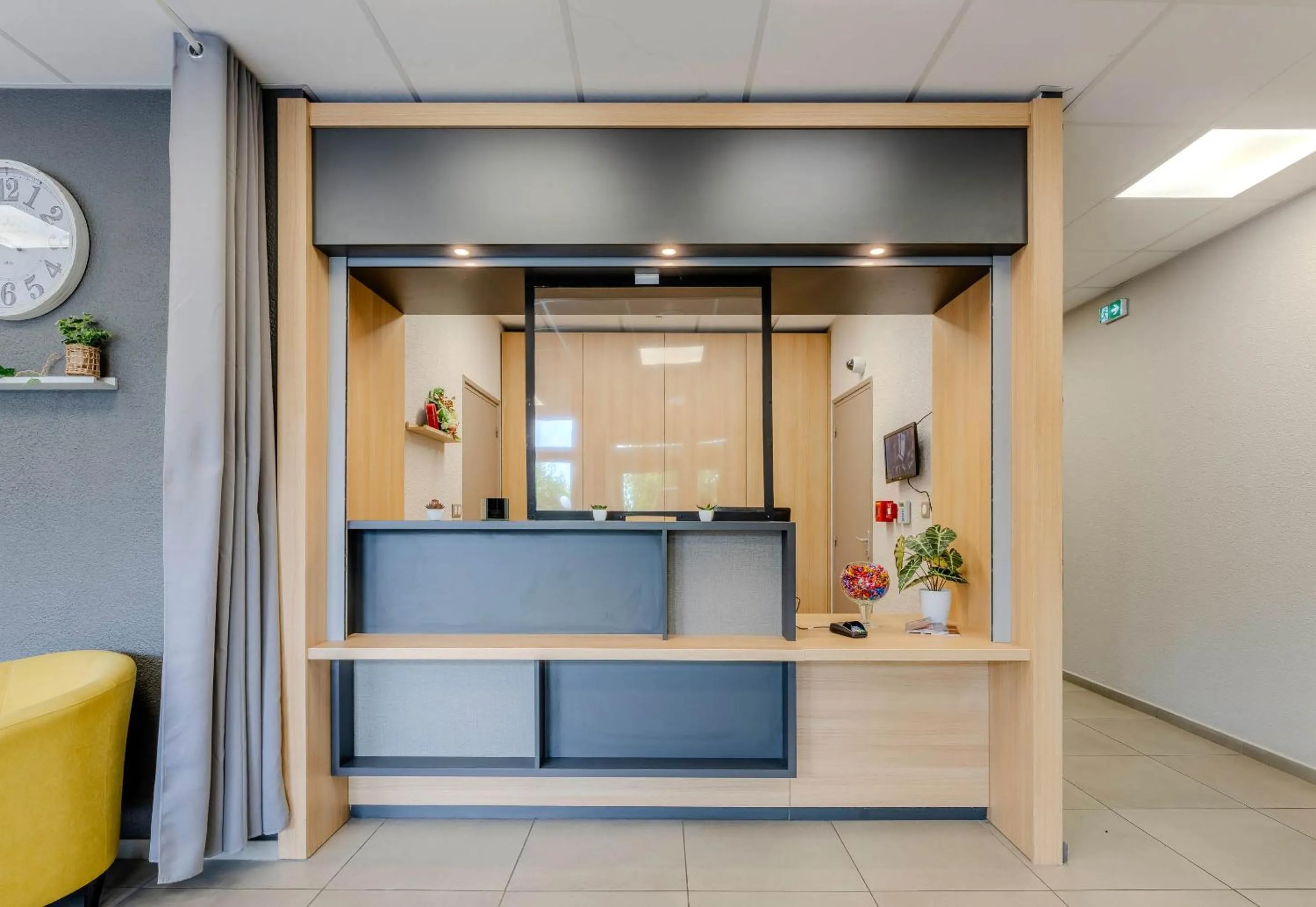 Lobby or reception in B&B HOTEL Cambrai