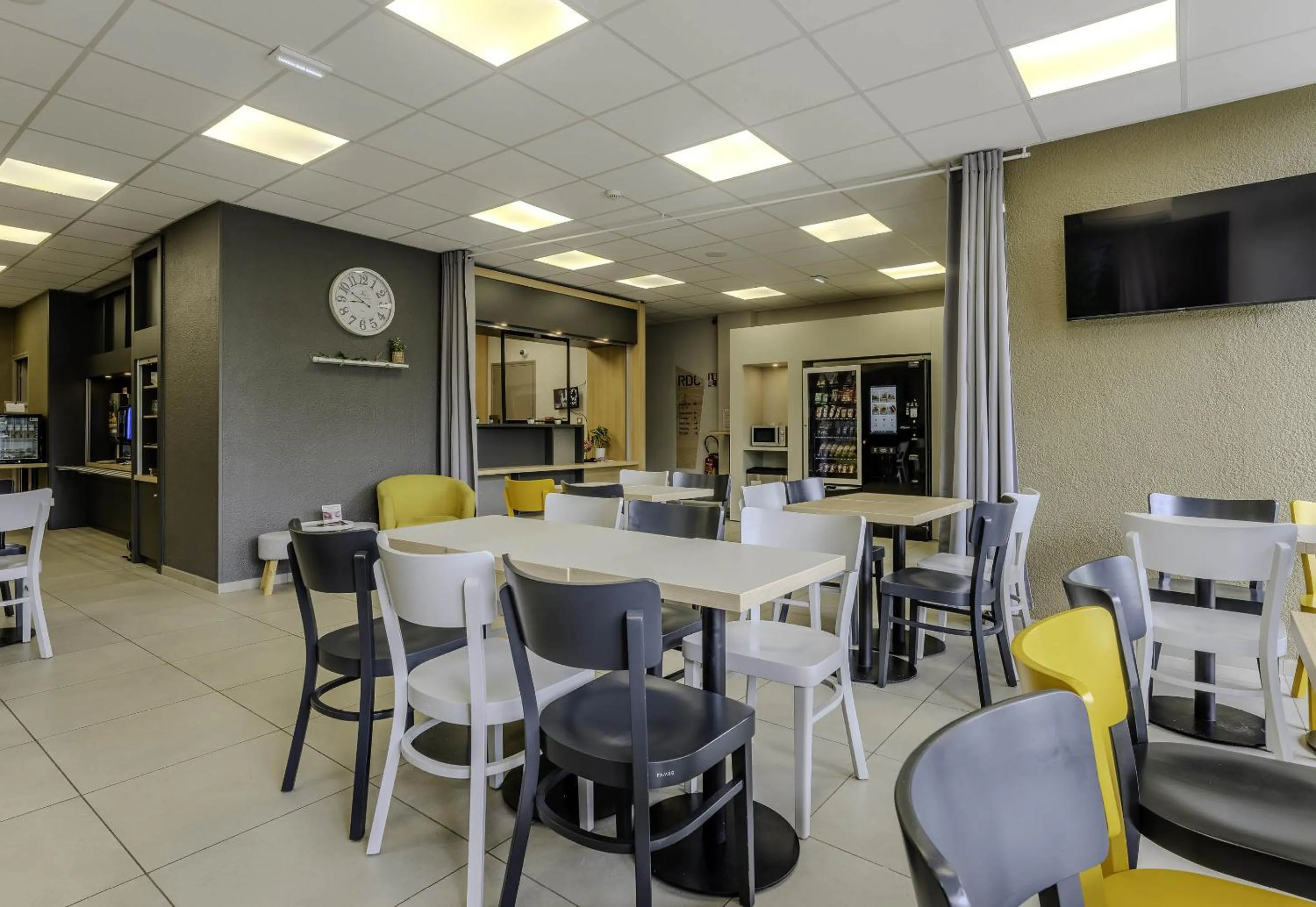 Restaurant/places to eat in B&B HOTEL Cambrai