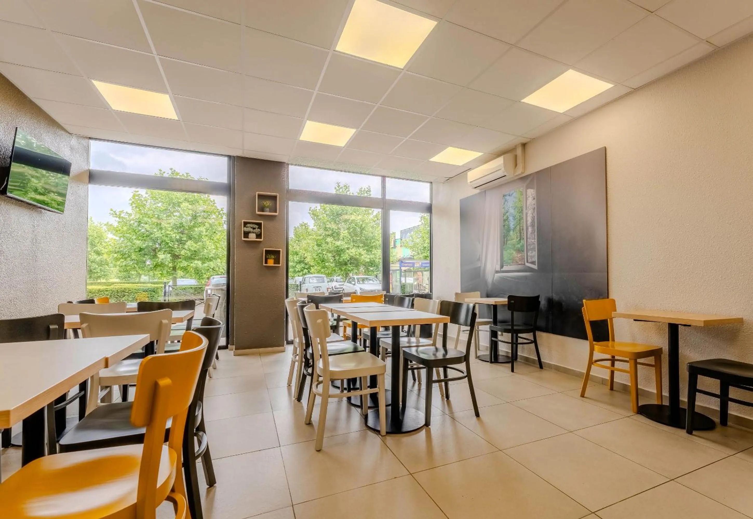 Buffet breakfast in B&B HOTEL Cambrai