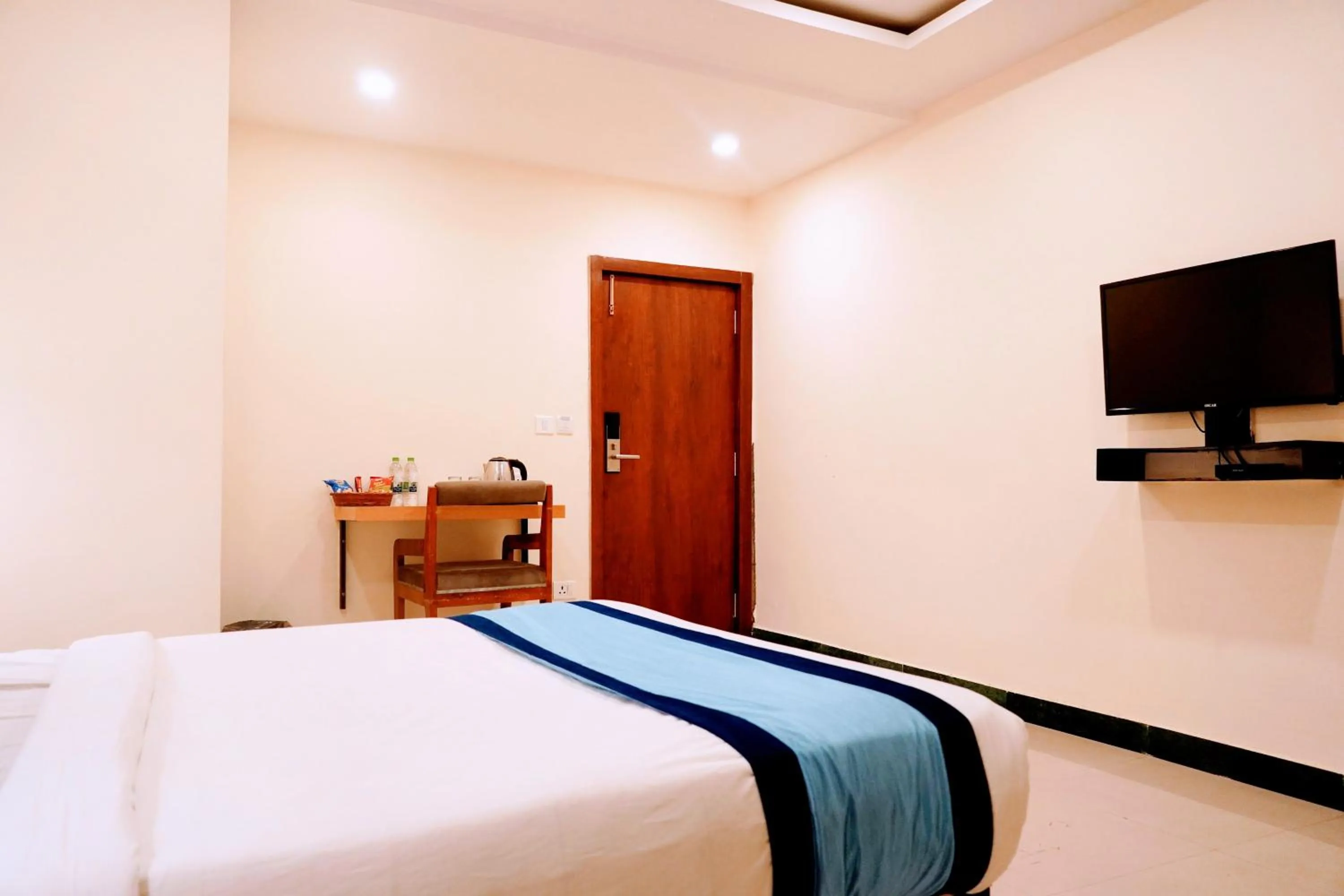 Communal lounge/ TV room, Bed in Hotel Konark Inn