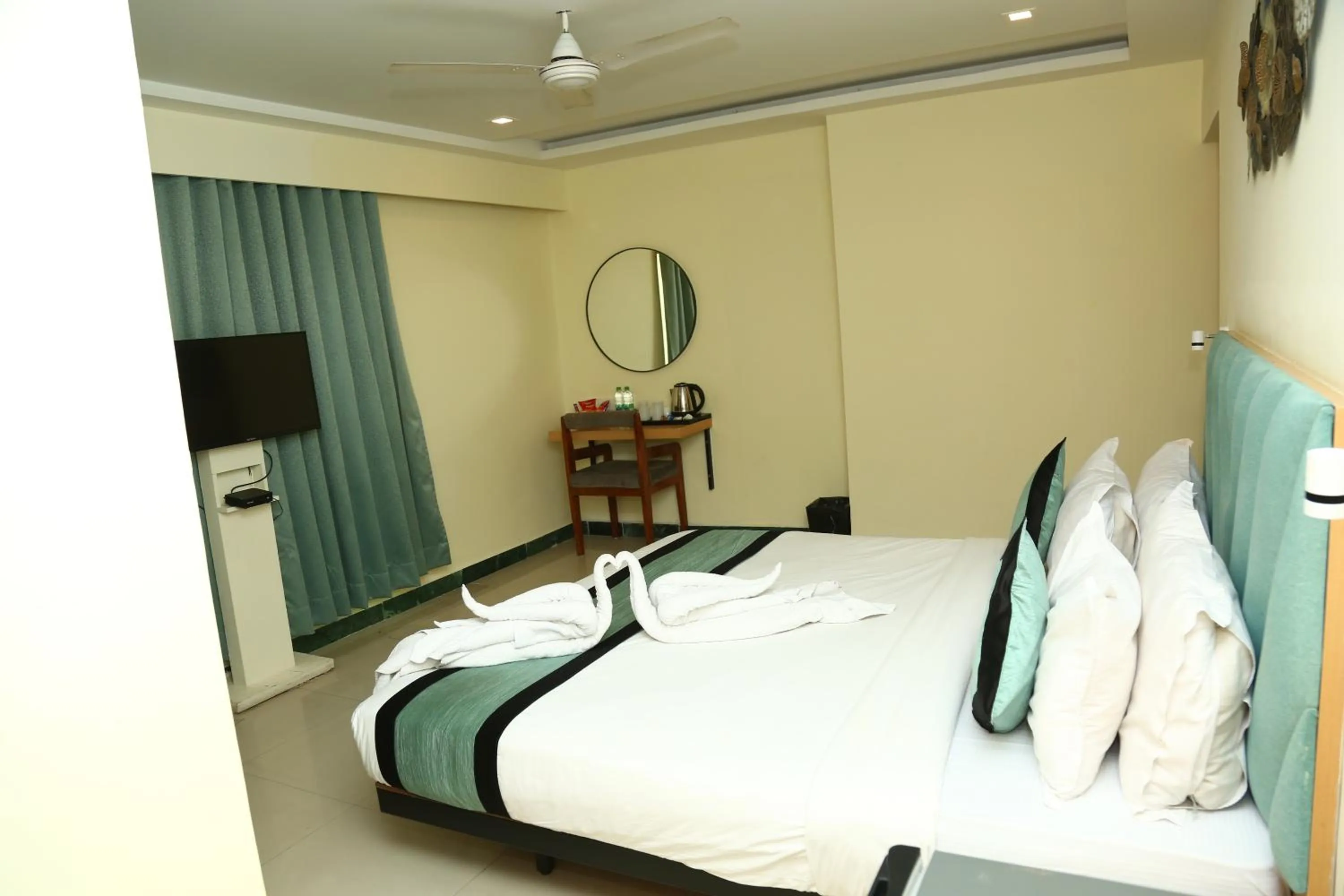 Communal lounge/ TV room, Bed in Hotel Konark Inn