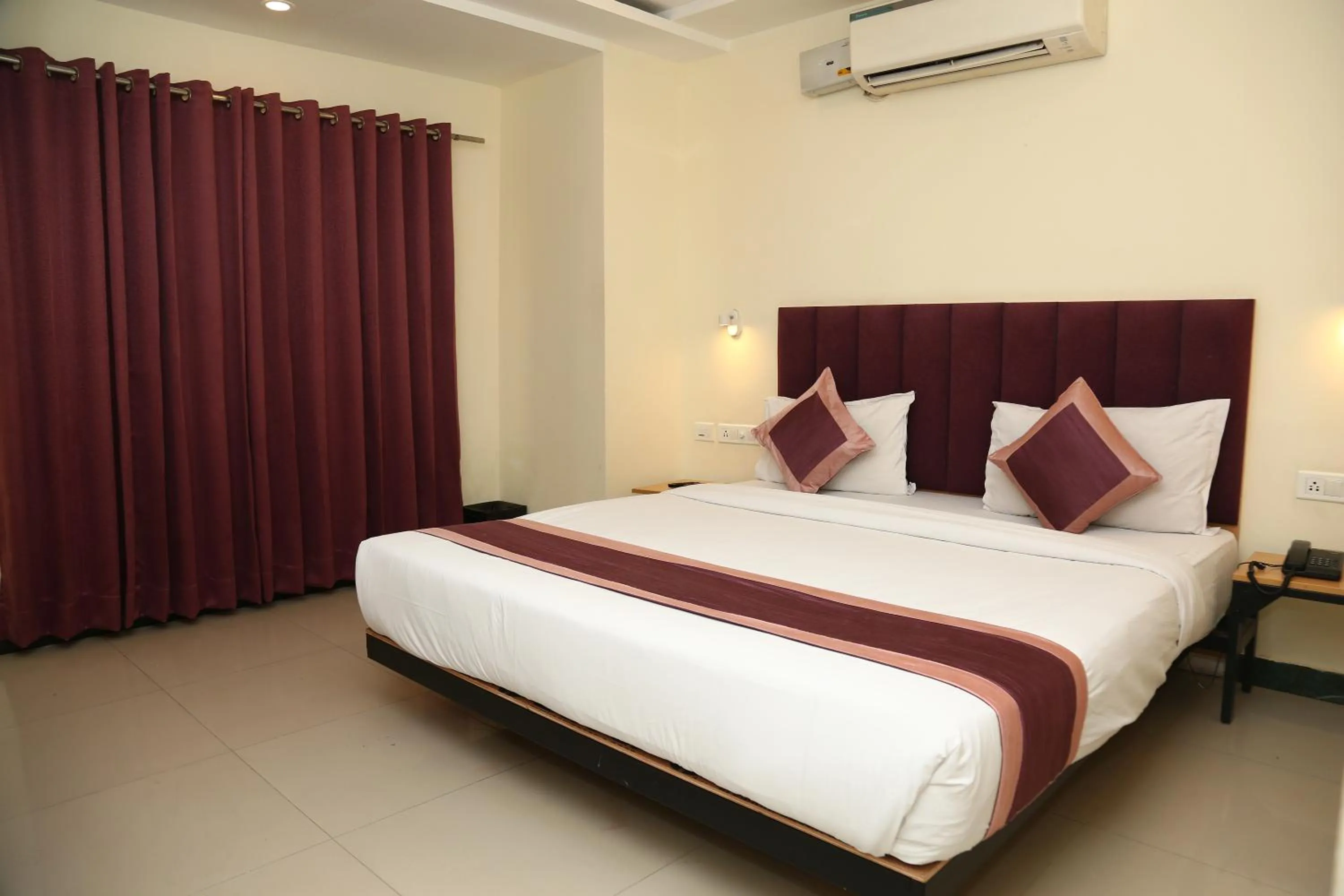 Bed in Hotel Konark Inn