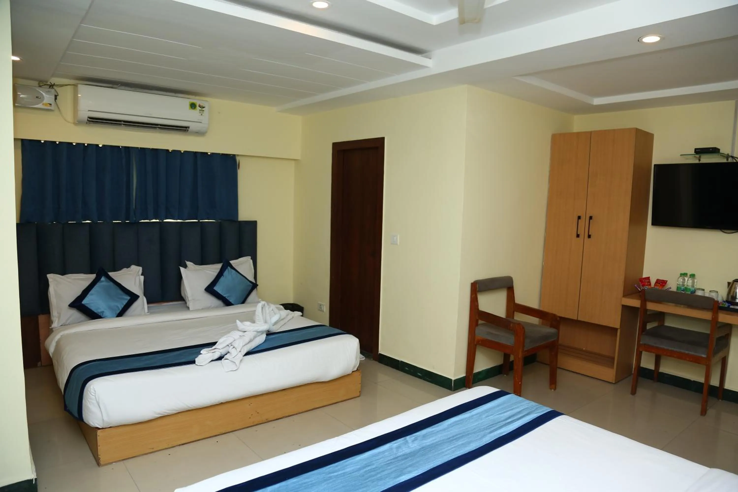 Communal lounge/ TV room, Bed in Hotel Konark Inn