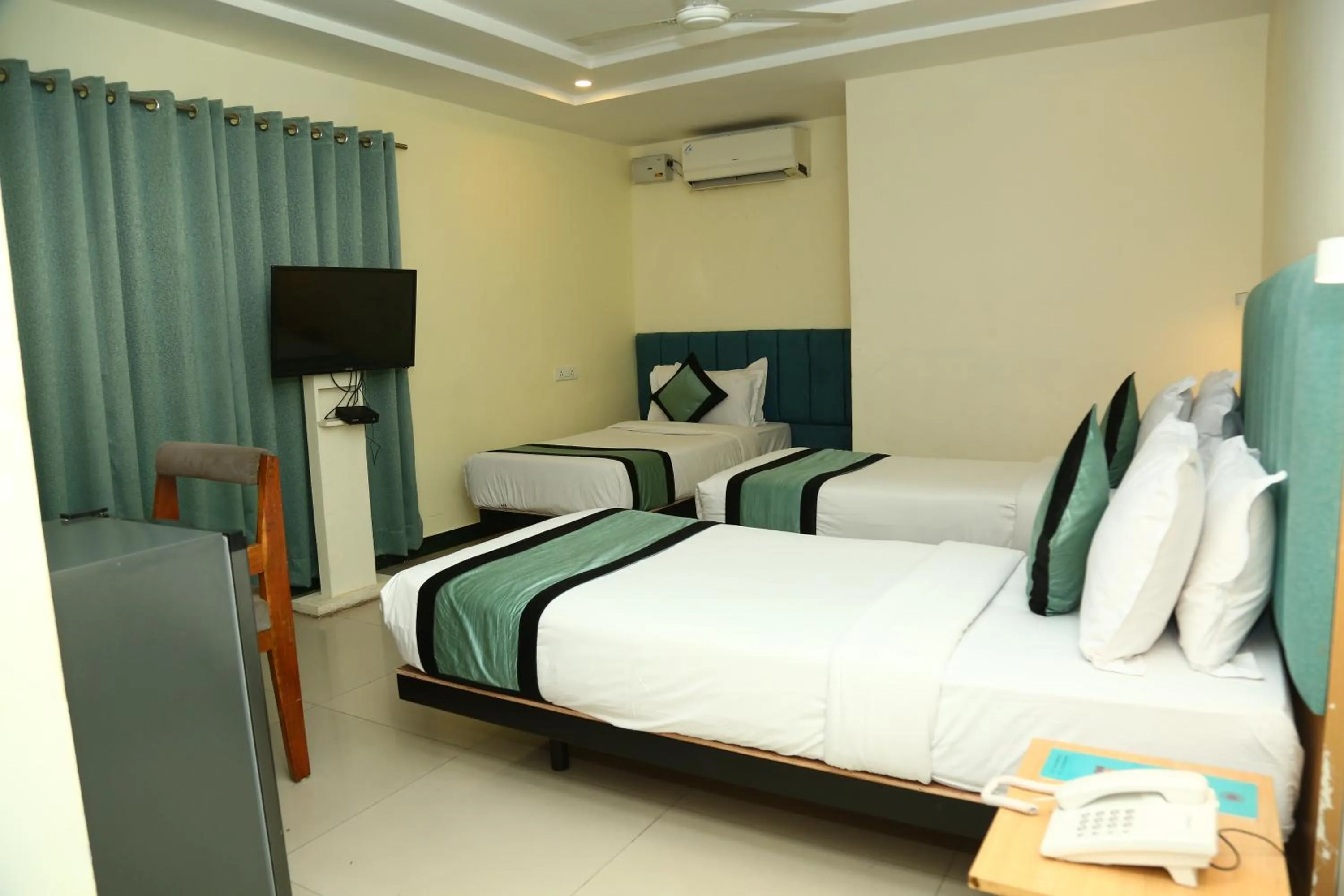 Communal lounge/ TV room, Bed in Hotel Konark Inn