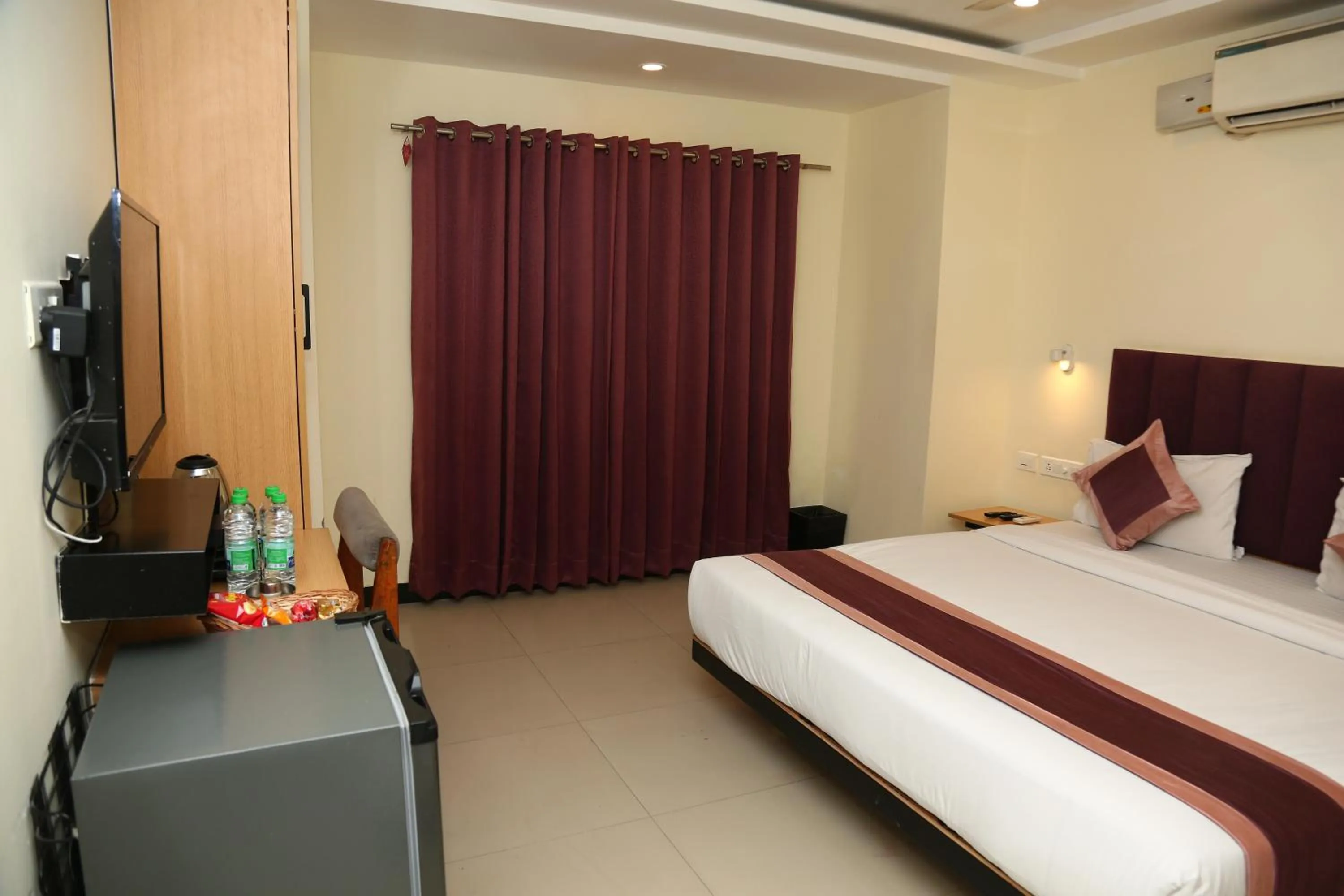 Communal lounge/ TV room, Bed in Hotel Konark Inn