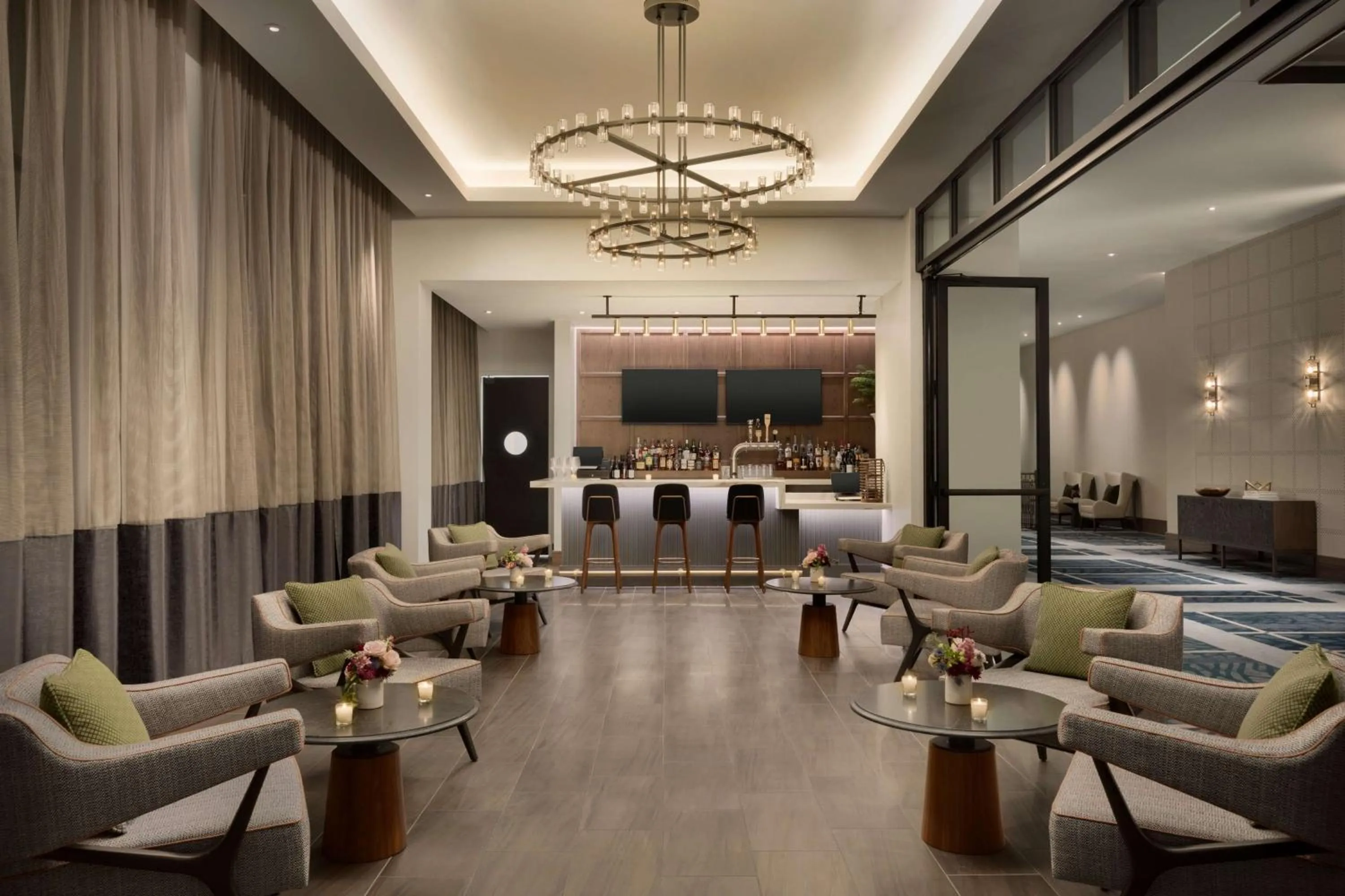 Lounge or bar in Valley Hotel Homewood Birmingham - Curio Collection By Hilton