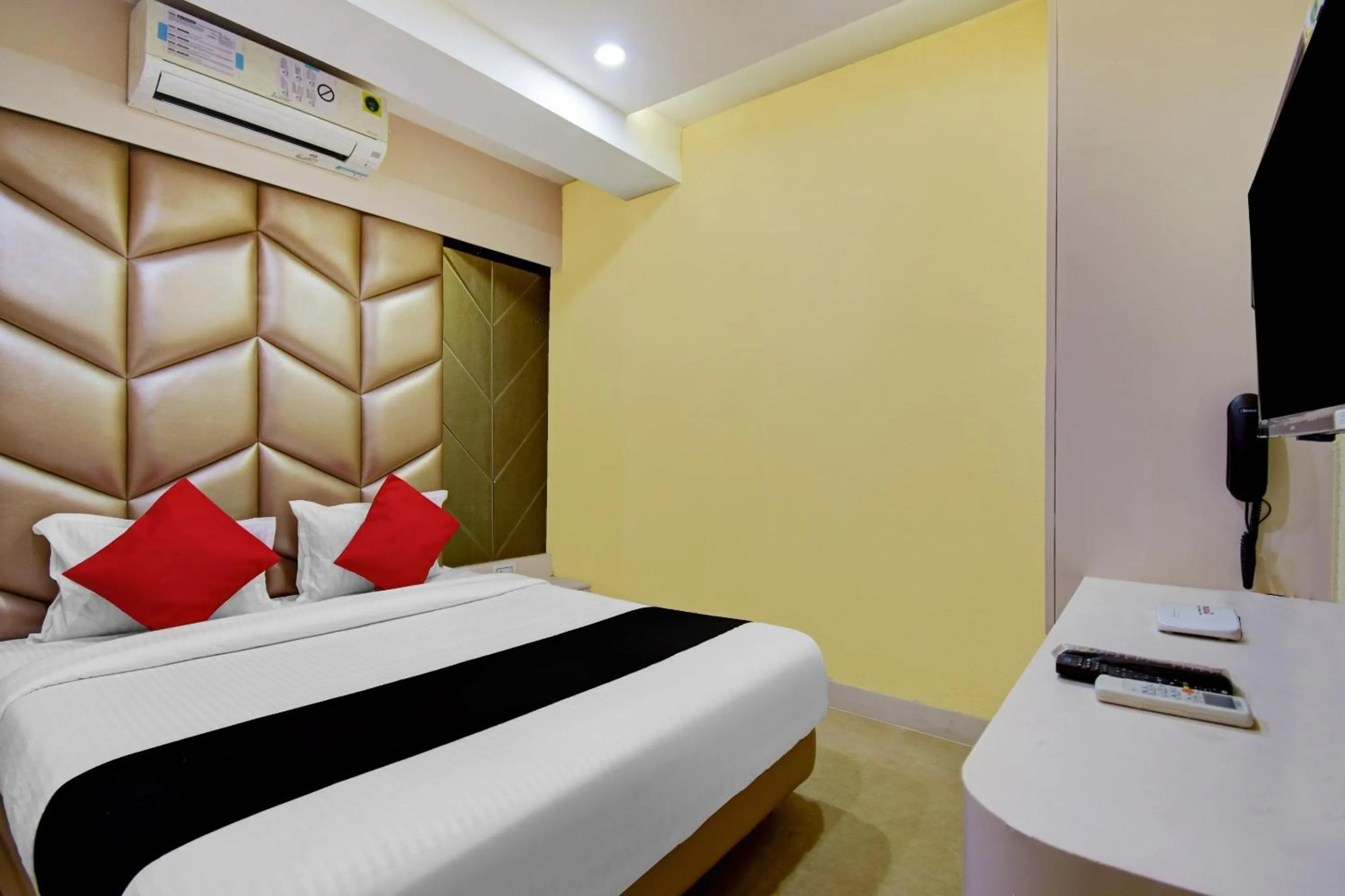 Bedroom, Bed in Collection O Snowfox