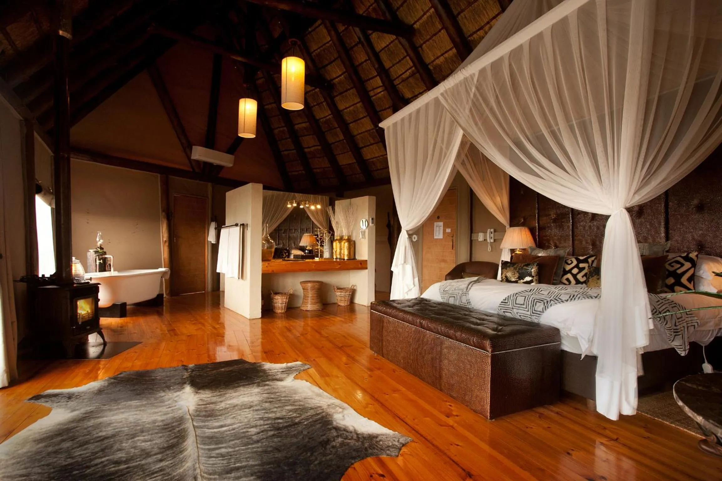 Photo of the whole room, Bed in Bush Lodge – Amakhala Game Reserve