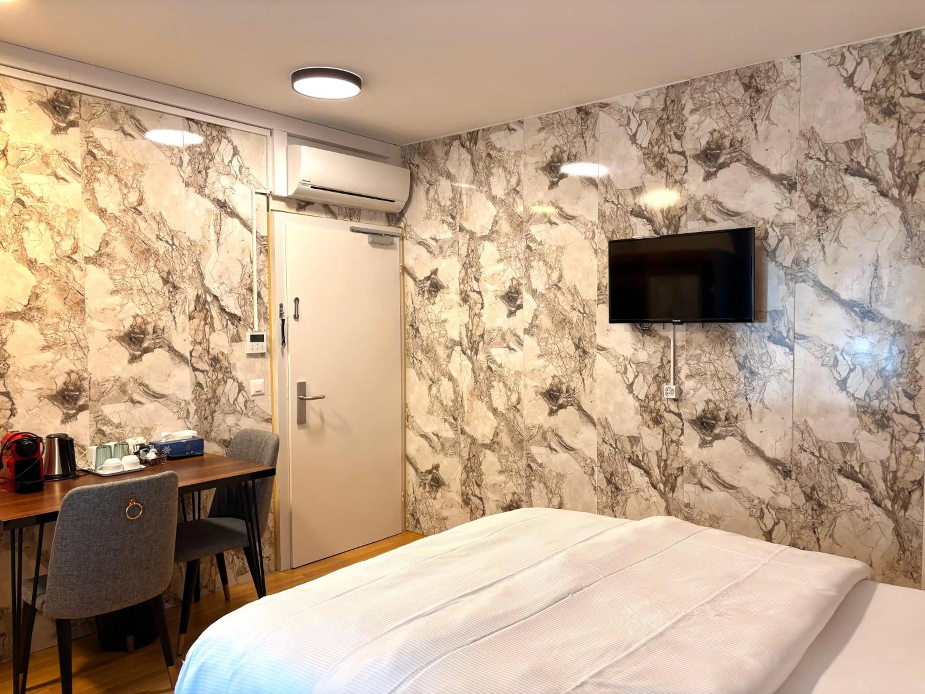 TV and multimedia, Bed in Akomo Bern