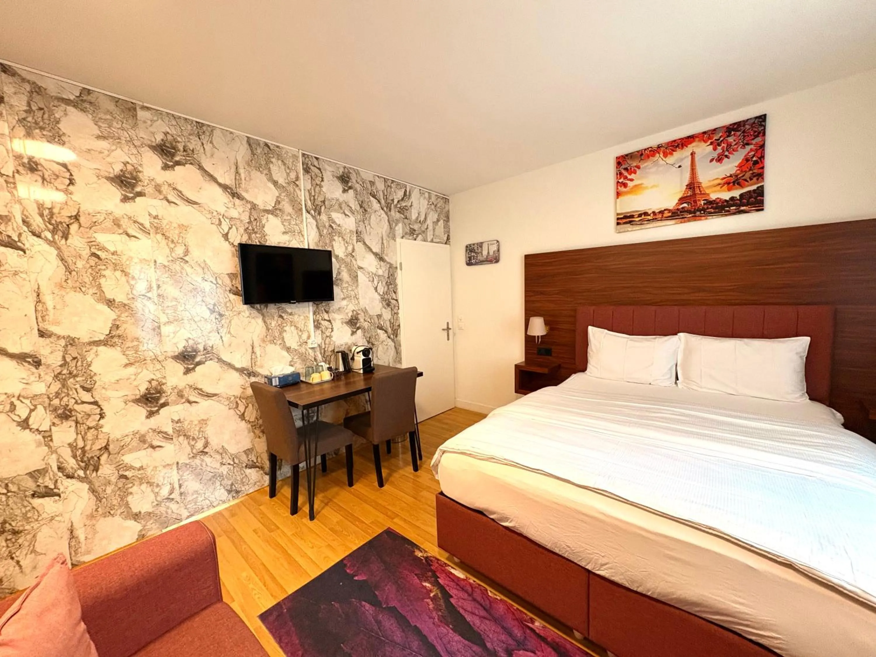 TV and multimedia, Bed in Akomo Bern