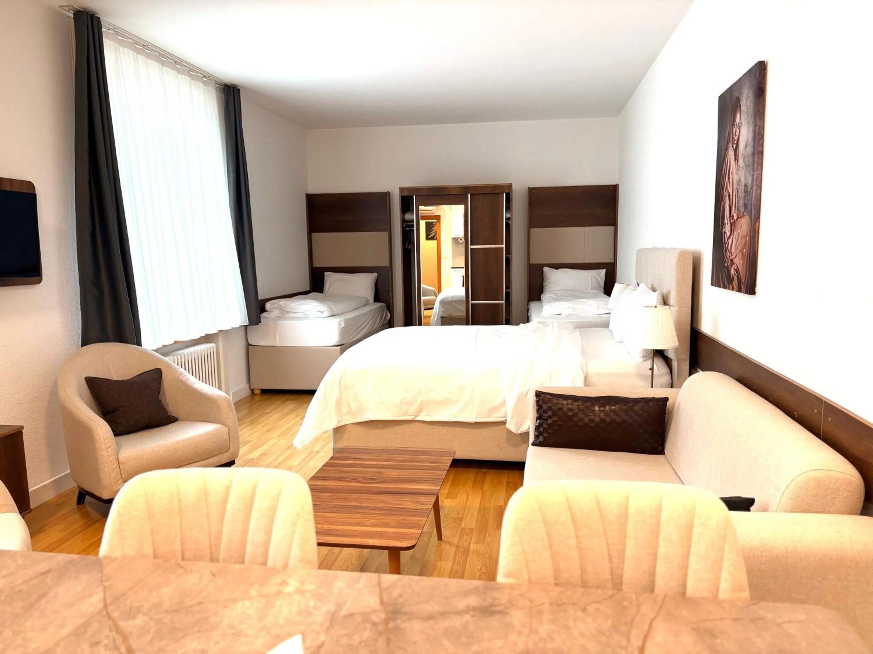 Photo of the whole room, Bed in Akomo Bern