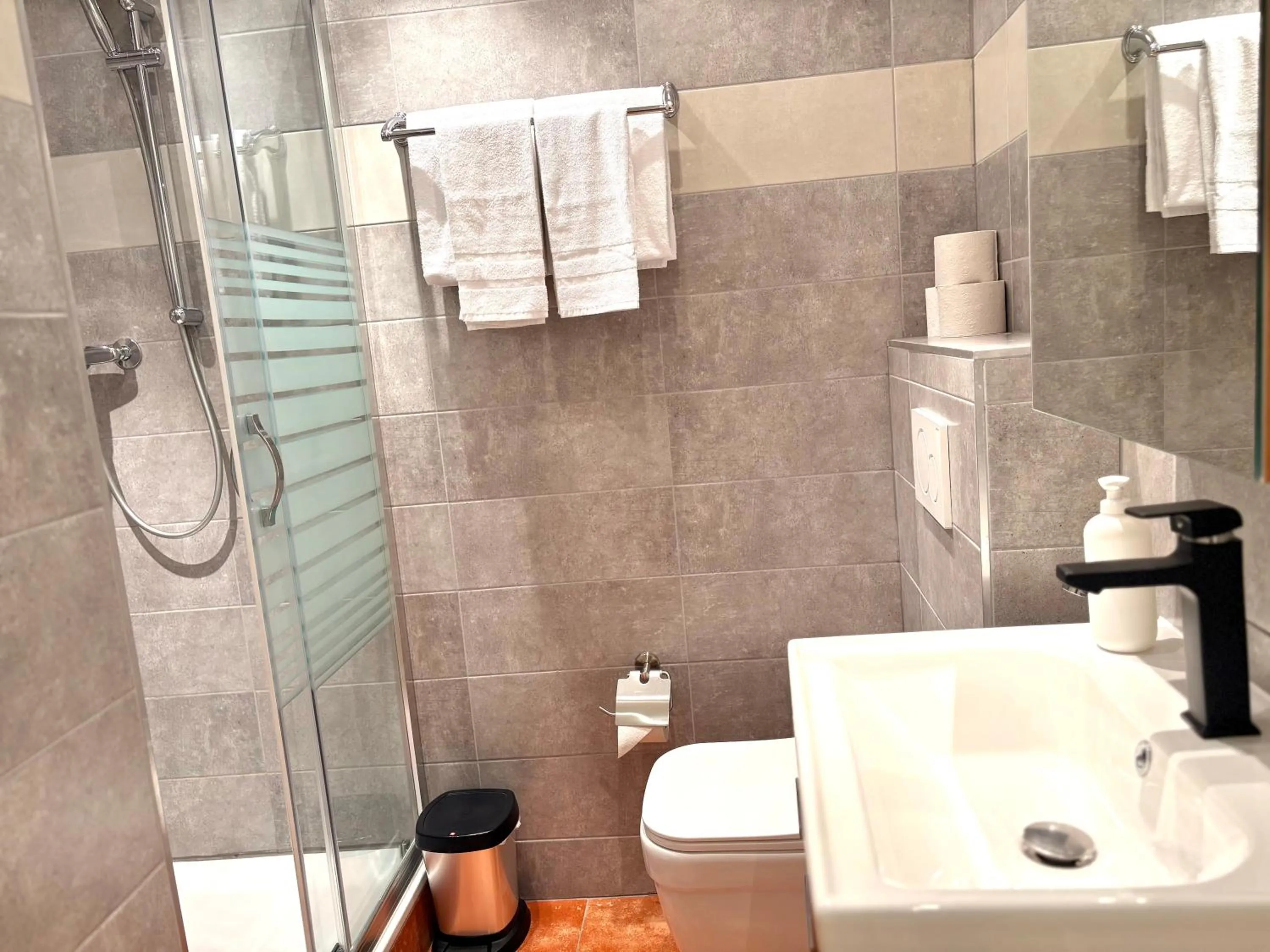 Shower in Akomo Bern