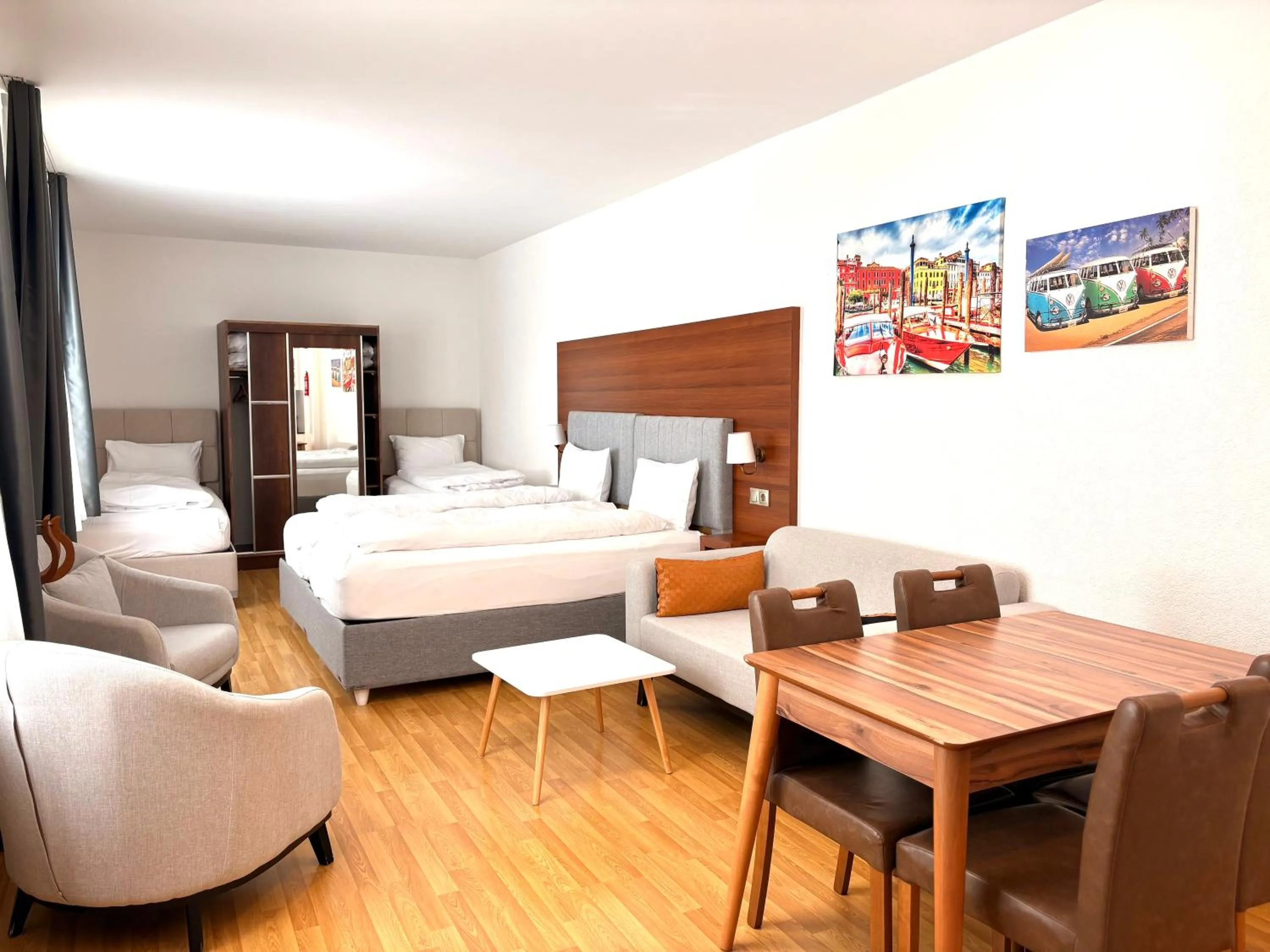 Photo of the whole room, Bed in Akomo Bern