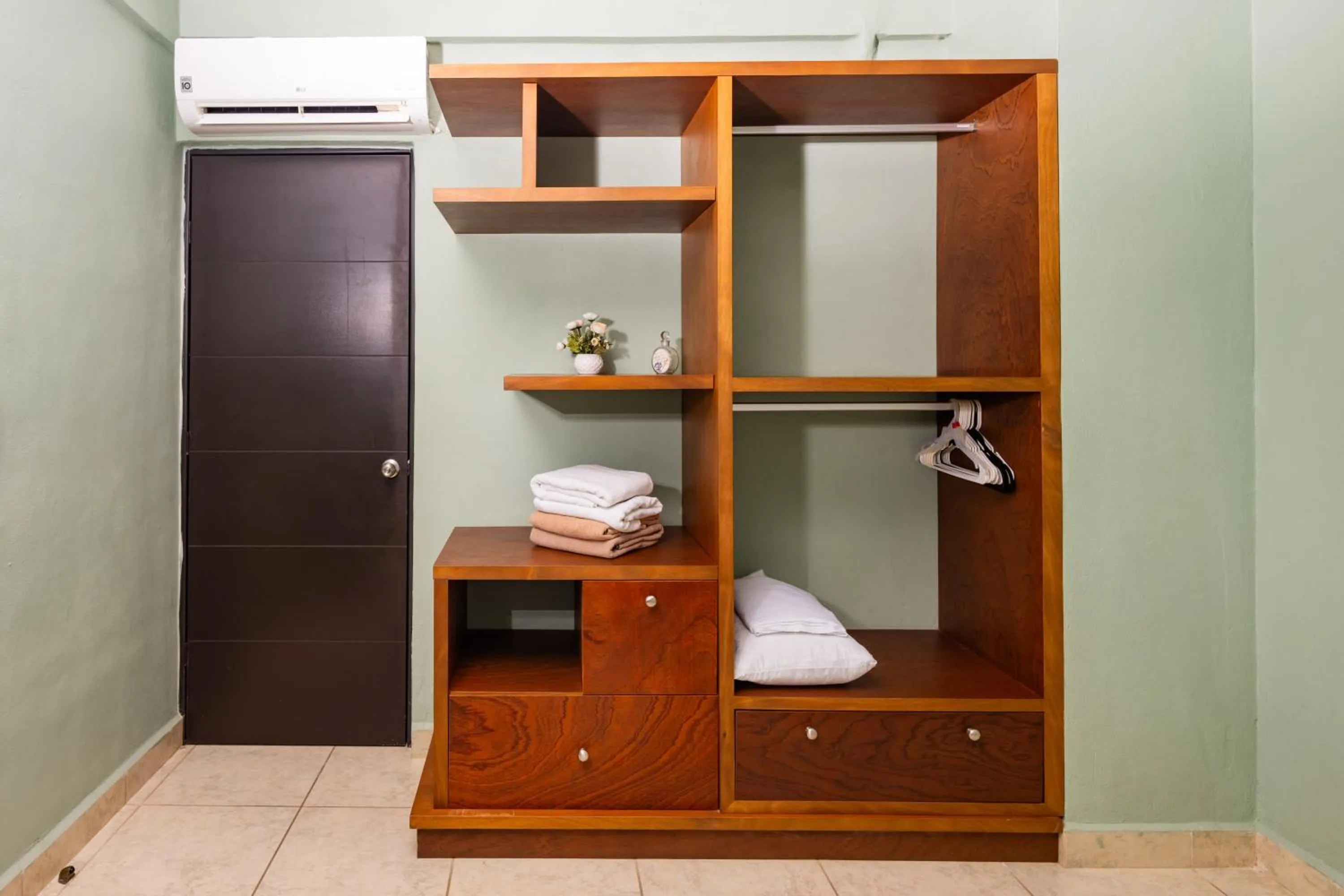 wardrobe in UNICO Y AGRADABLE DTO EN ZONA CENTRO PARA 6 PAX