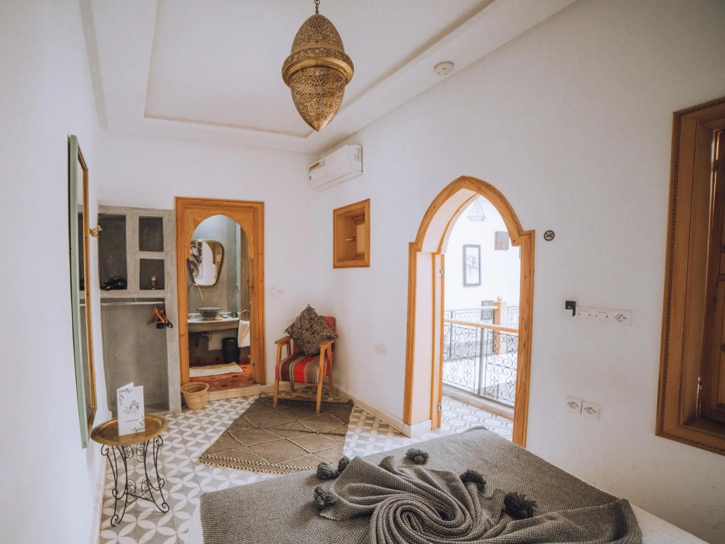 Photo of the whole room, Bed in Riad Le Petit Joyau