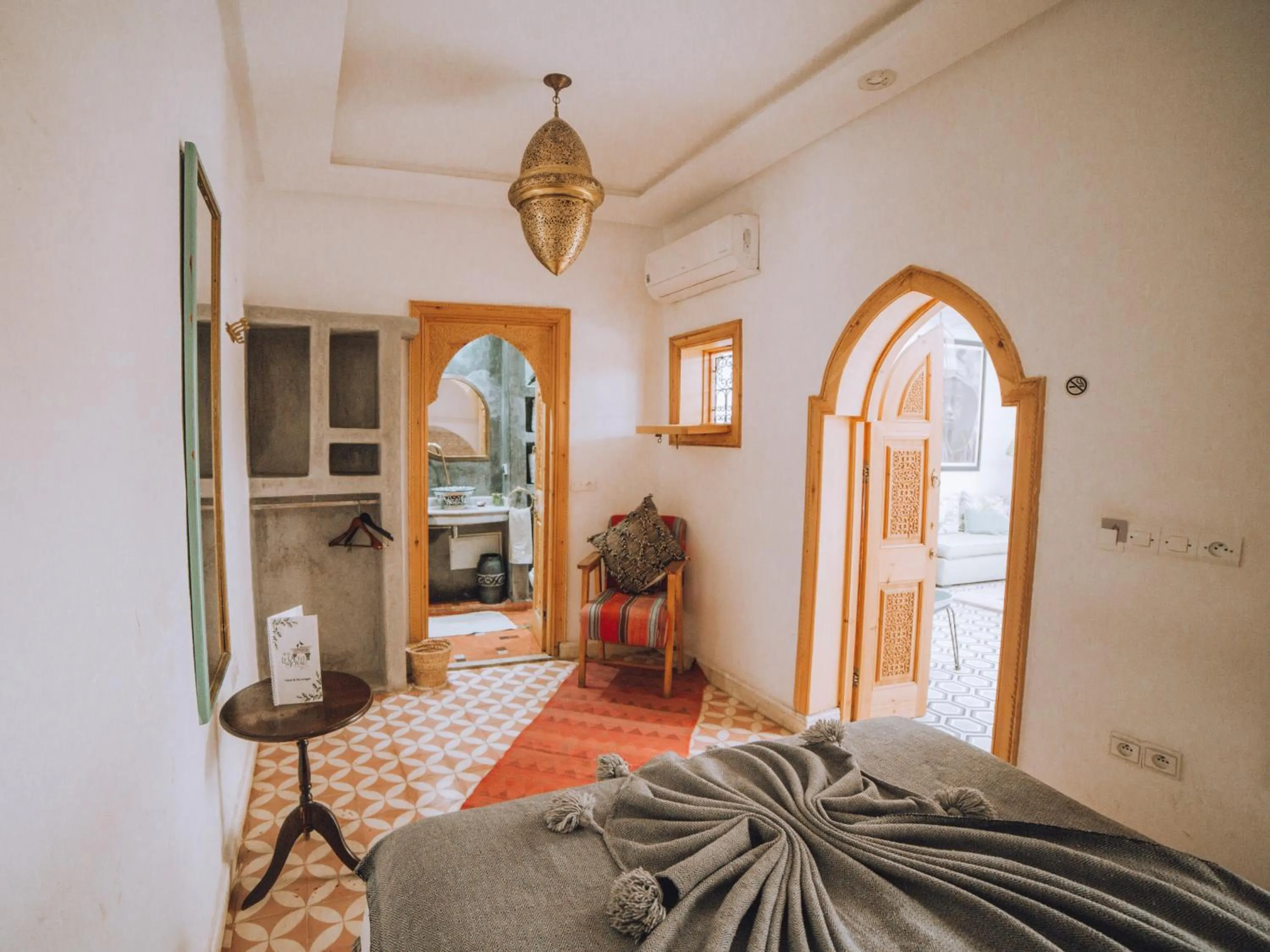 Photo of the whole room, Bed in Riad Le Petit Joyau