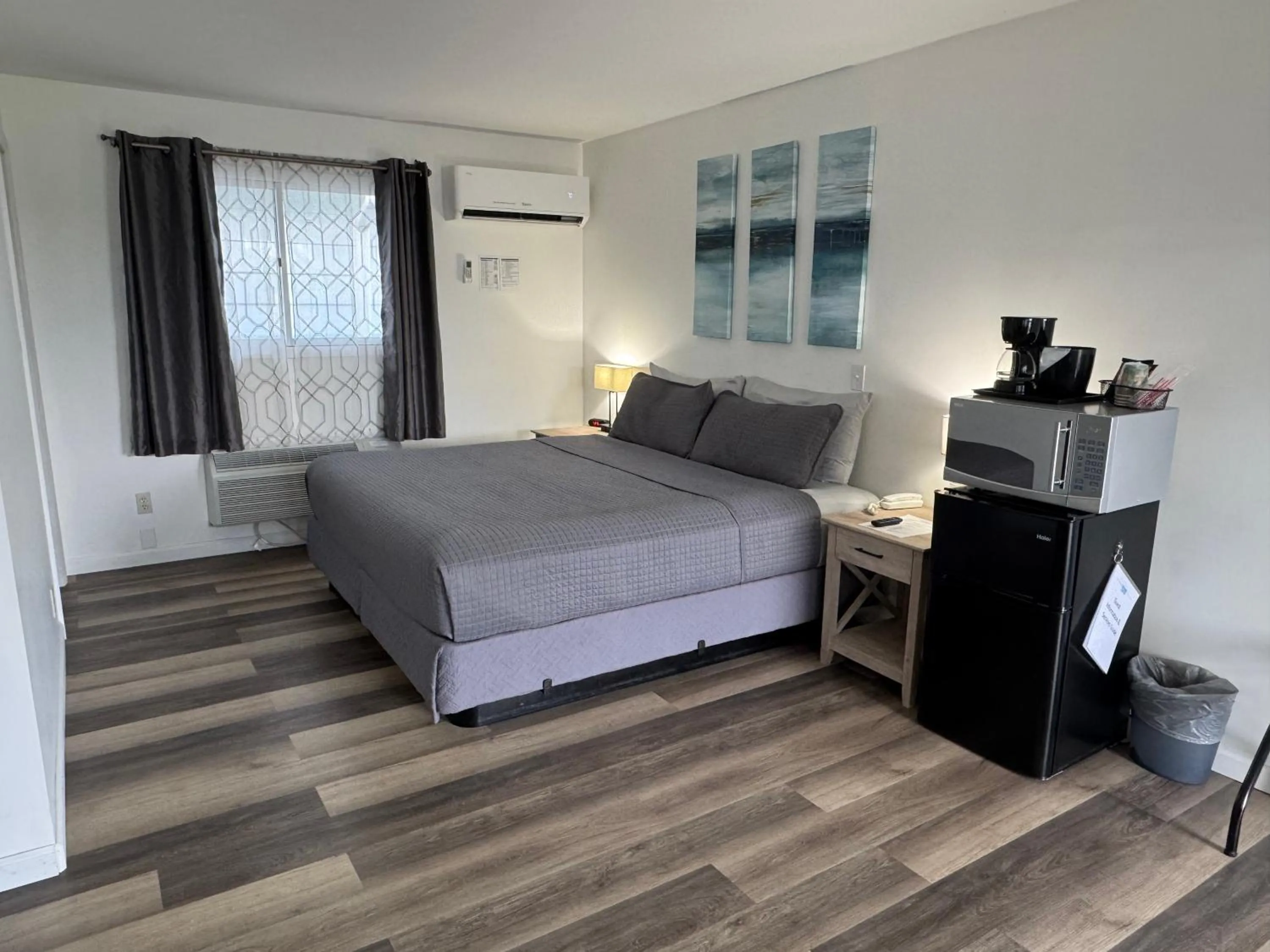 Bedroom, Bed in Waterway Inn