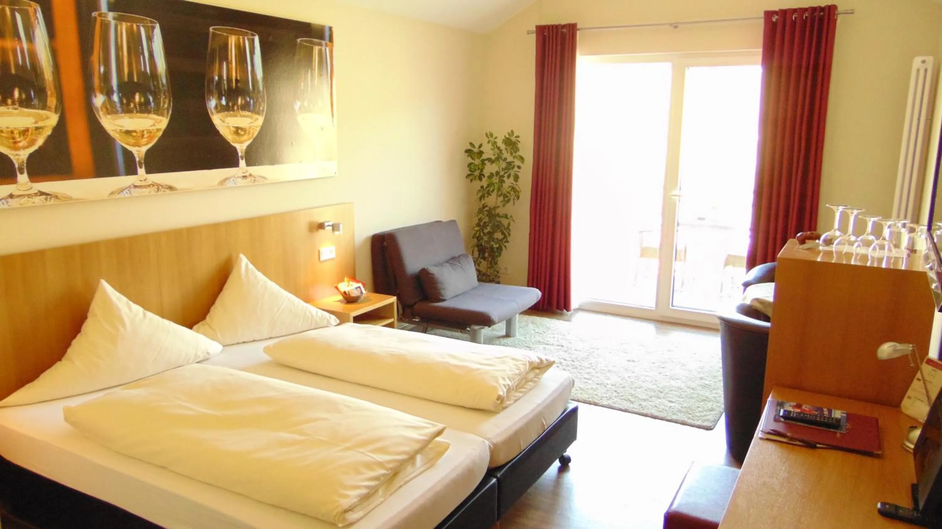 Photo of the whole room, Bed in Christiana's Wein & Art Hotel