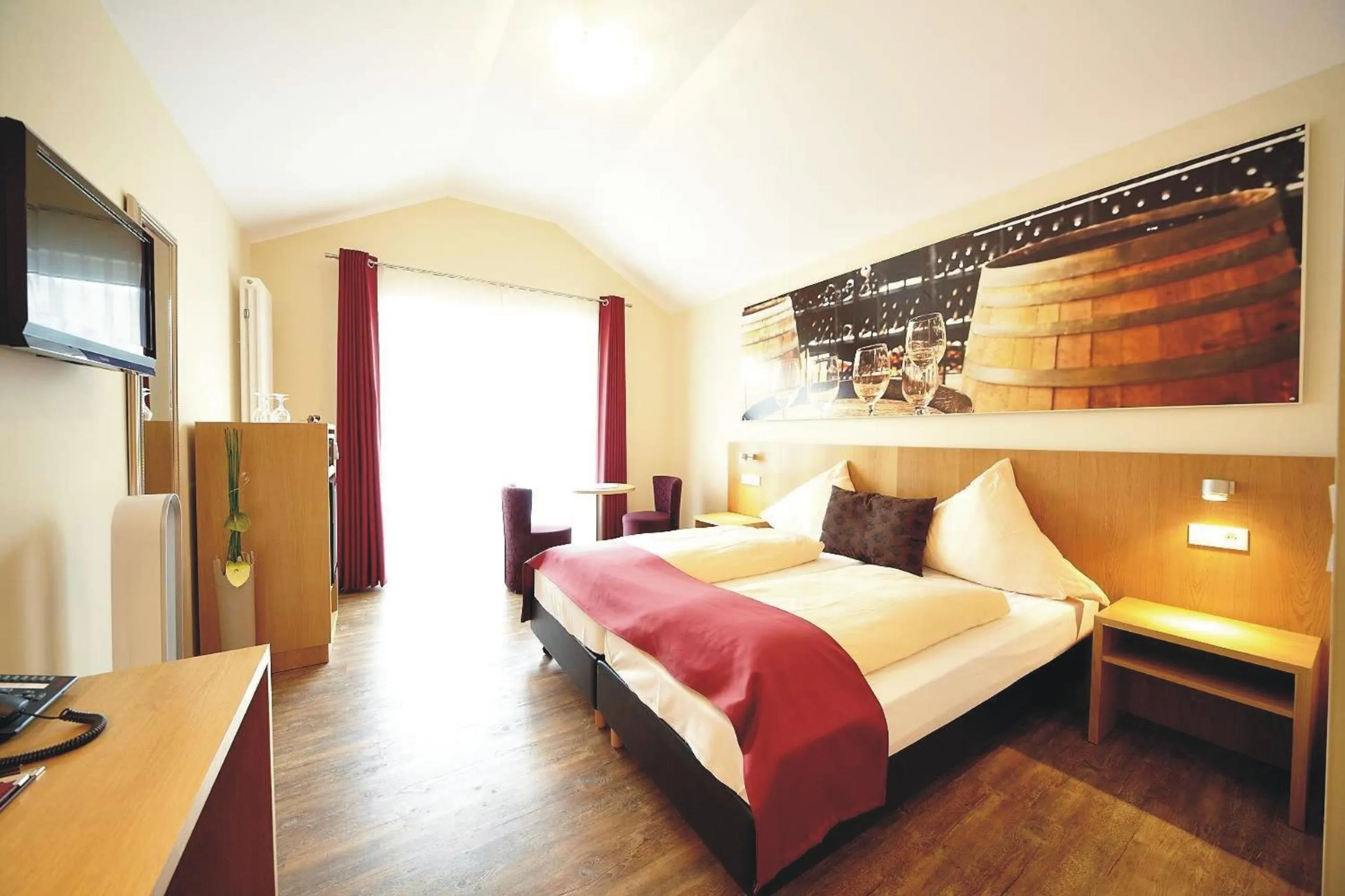 Photo of the whole room, Bed in Christiana's Wein & Art Hotel