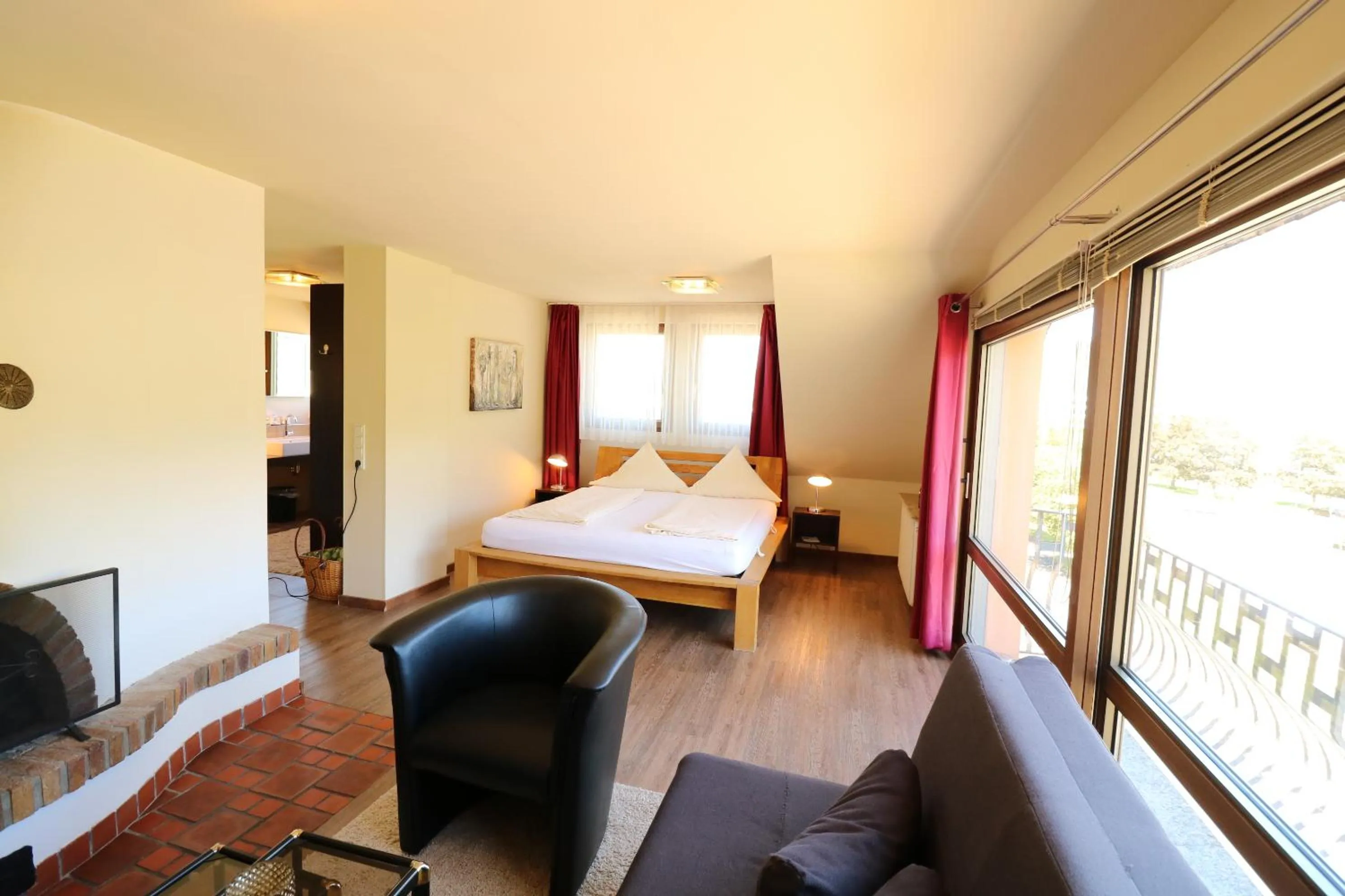 Photo of the whole room, Bed in Christiana's Wein & Art Hotel