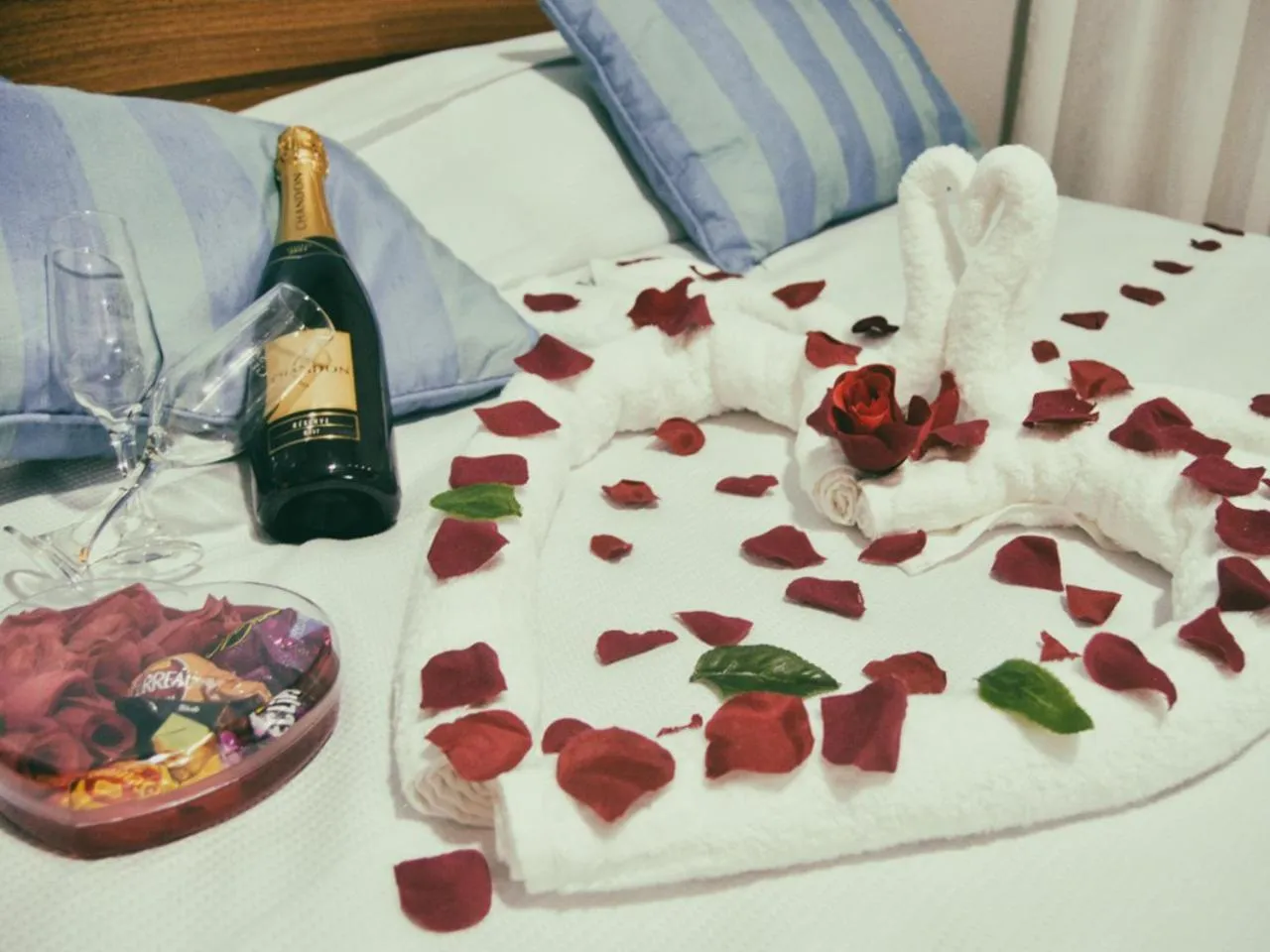 Food and drinks, Bed in Pousada Cantinho da Praia