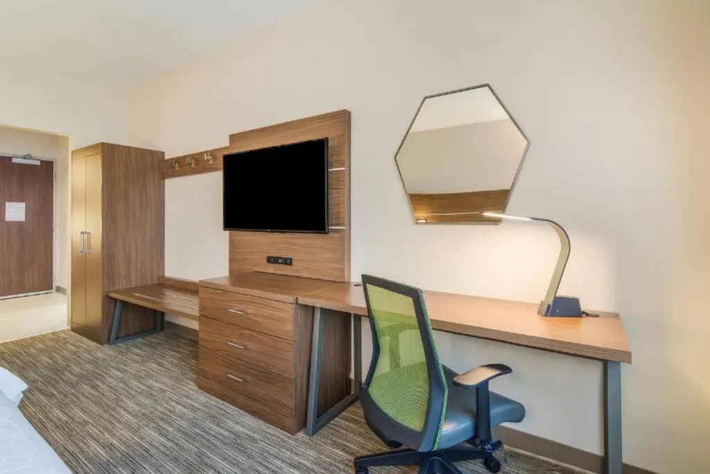 Bedroom, Bed in Holiday Inn Express & Suites - Asheboro by IHG