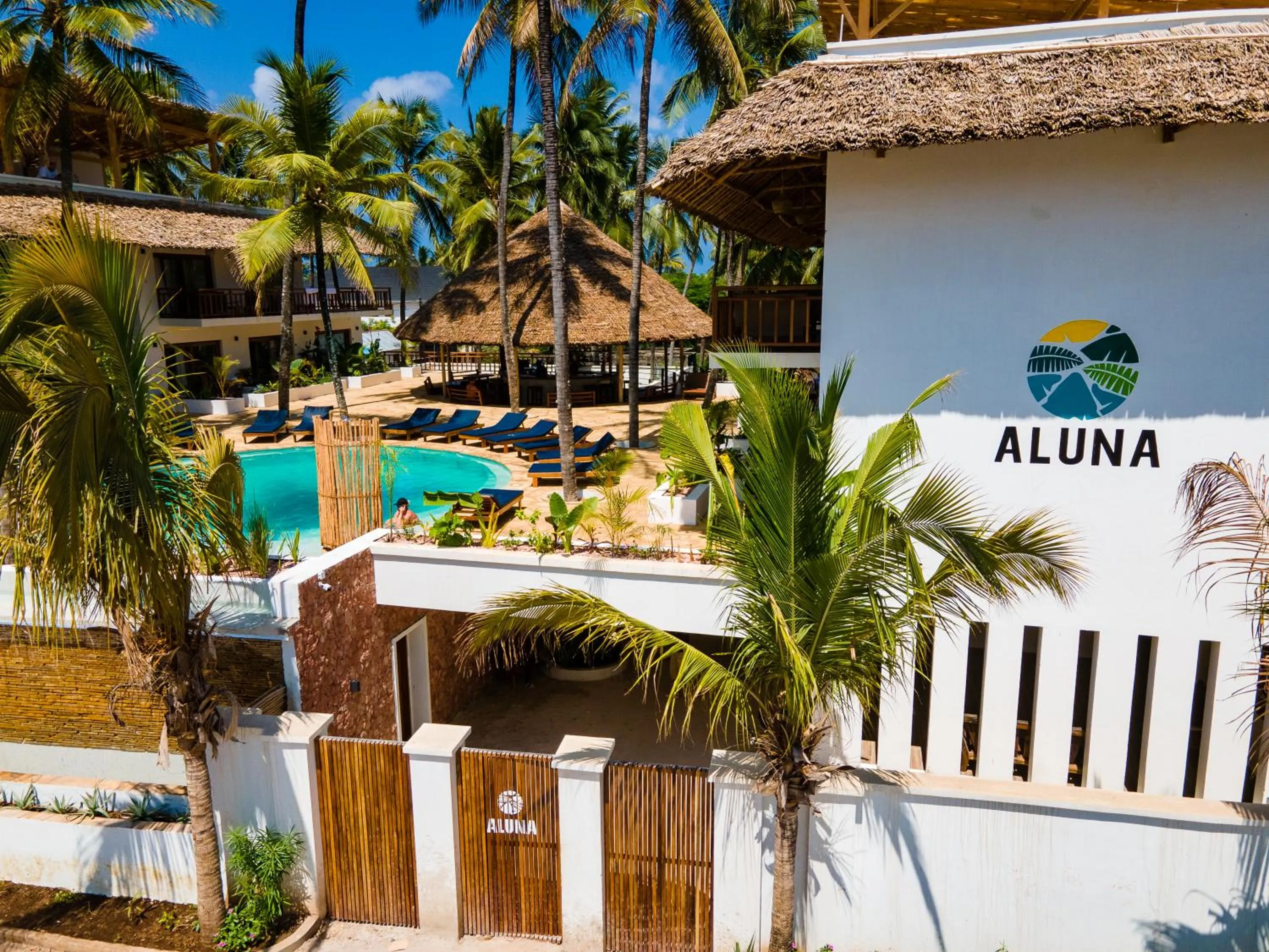 Facade/entrance in Aluna Paje