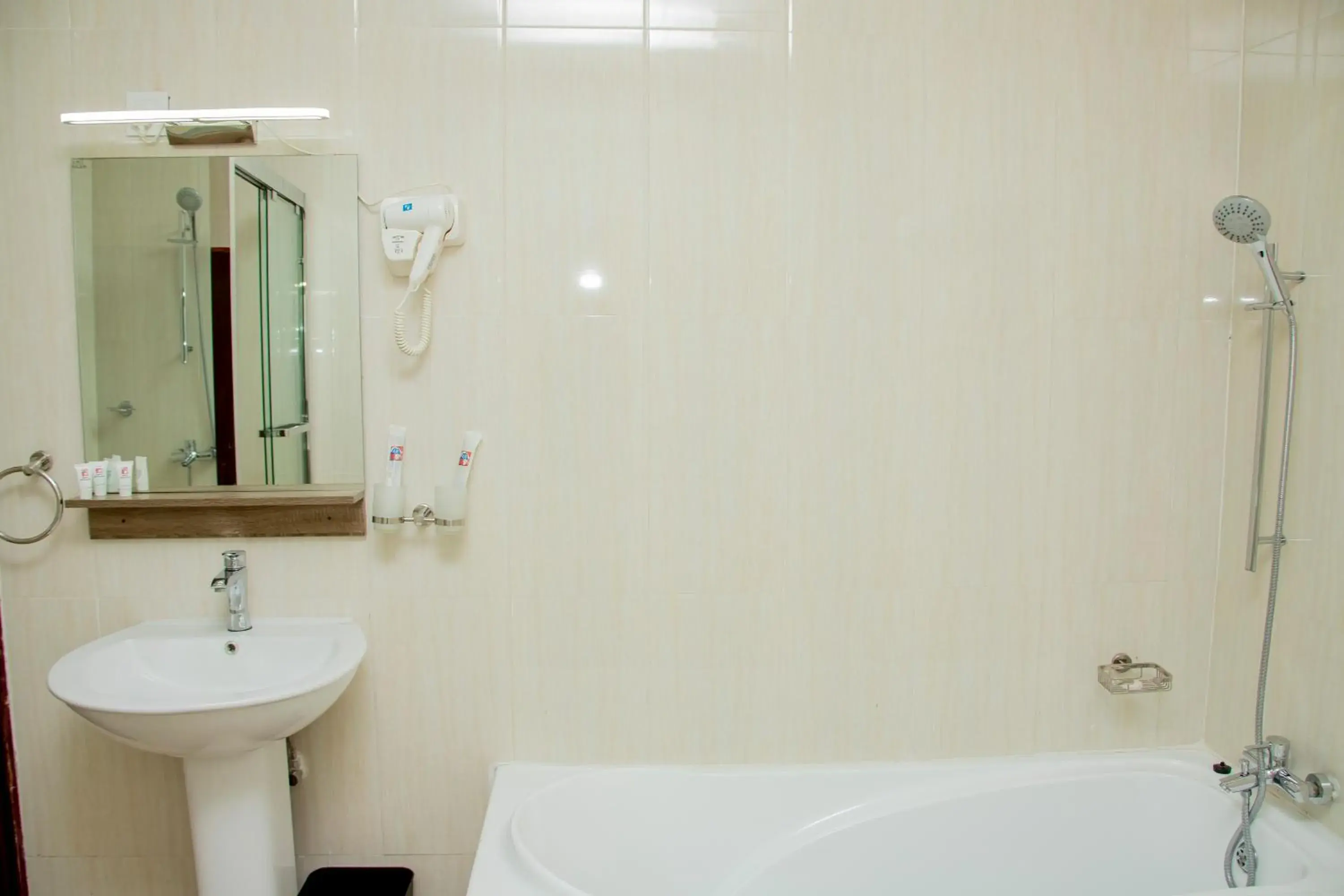 Deluxe Family Suite in HOTEL AFRICANA LSK Deluxe Family Suite in HOTEL AFRICANA LSK