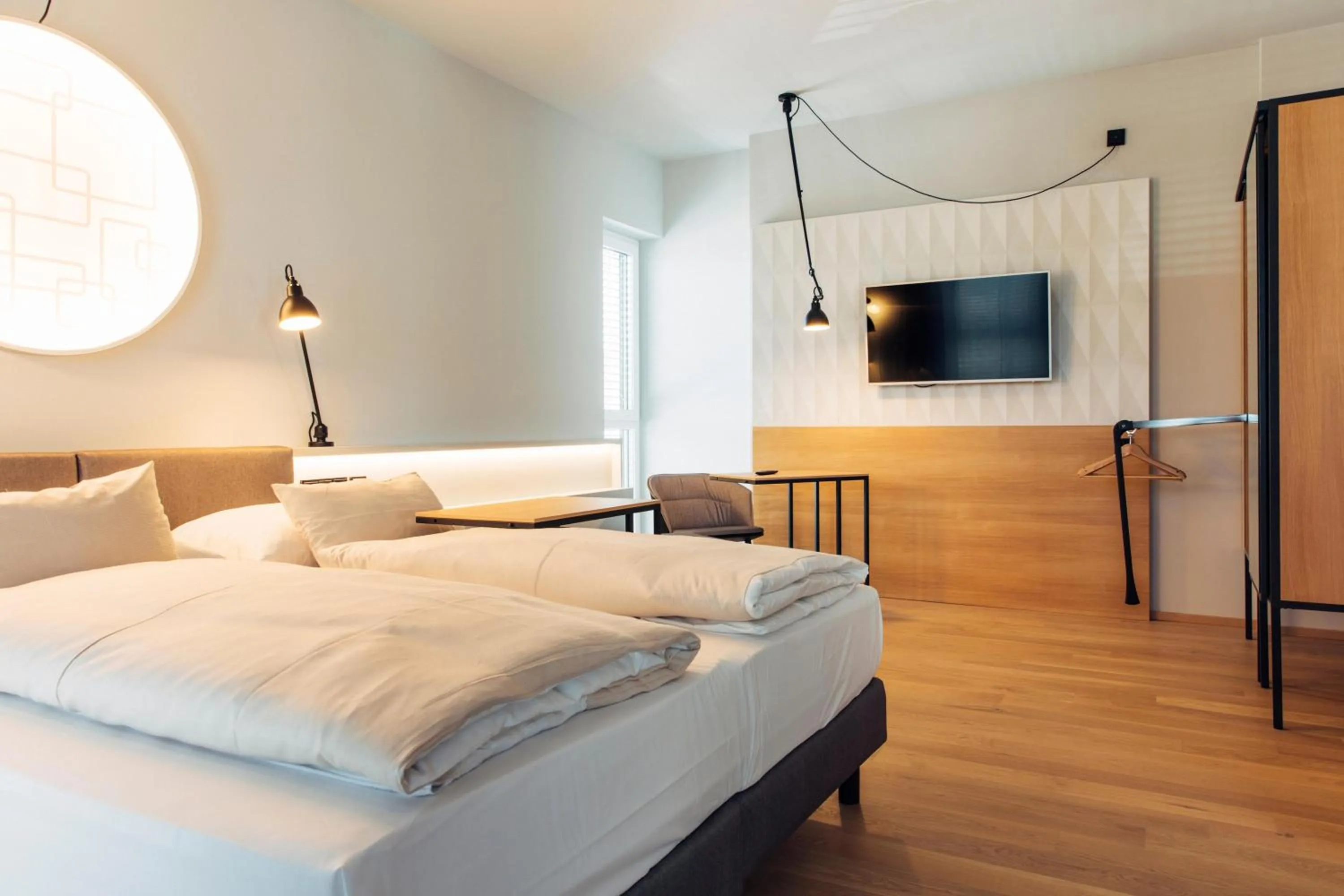 Photo of the whole room, Bed in harry's home Steyr hotel & apartments
