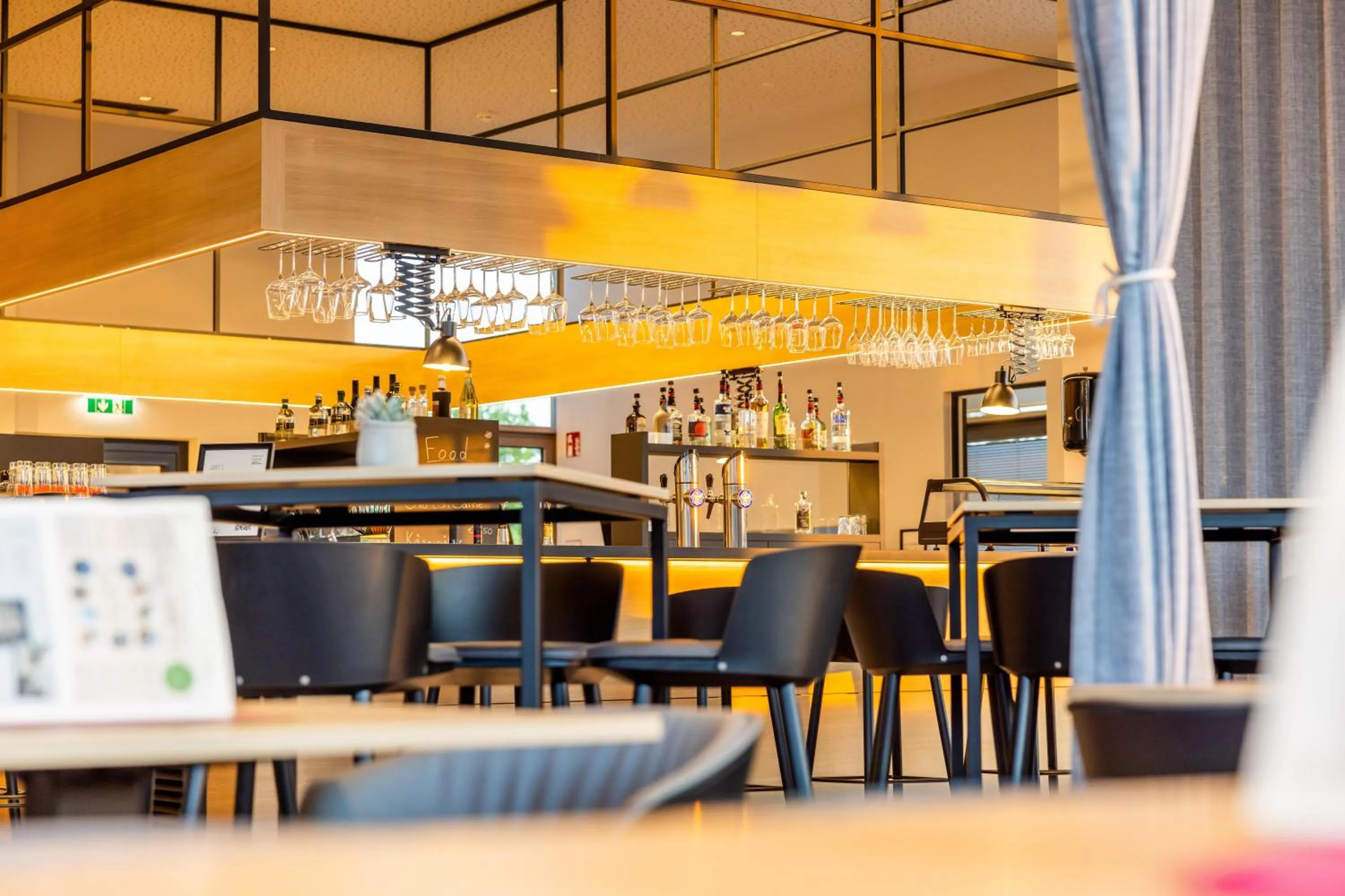 Lounge or bar in harry's home Steyr hotel & apartments