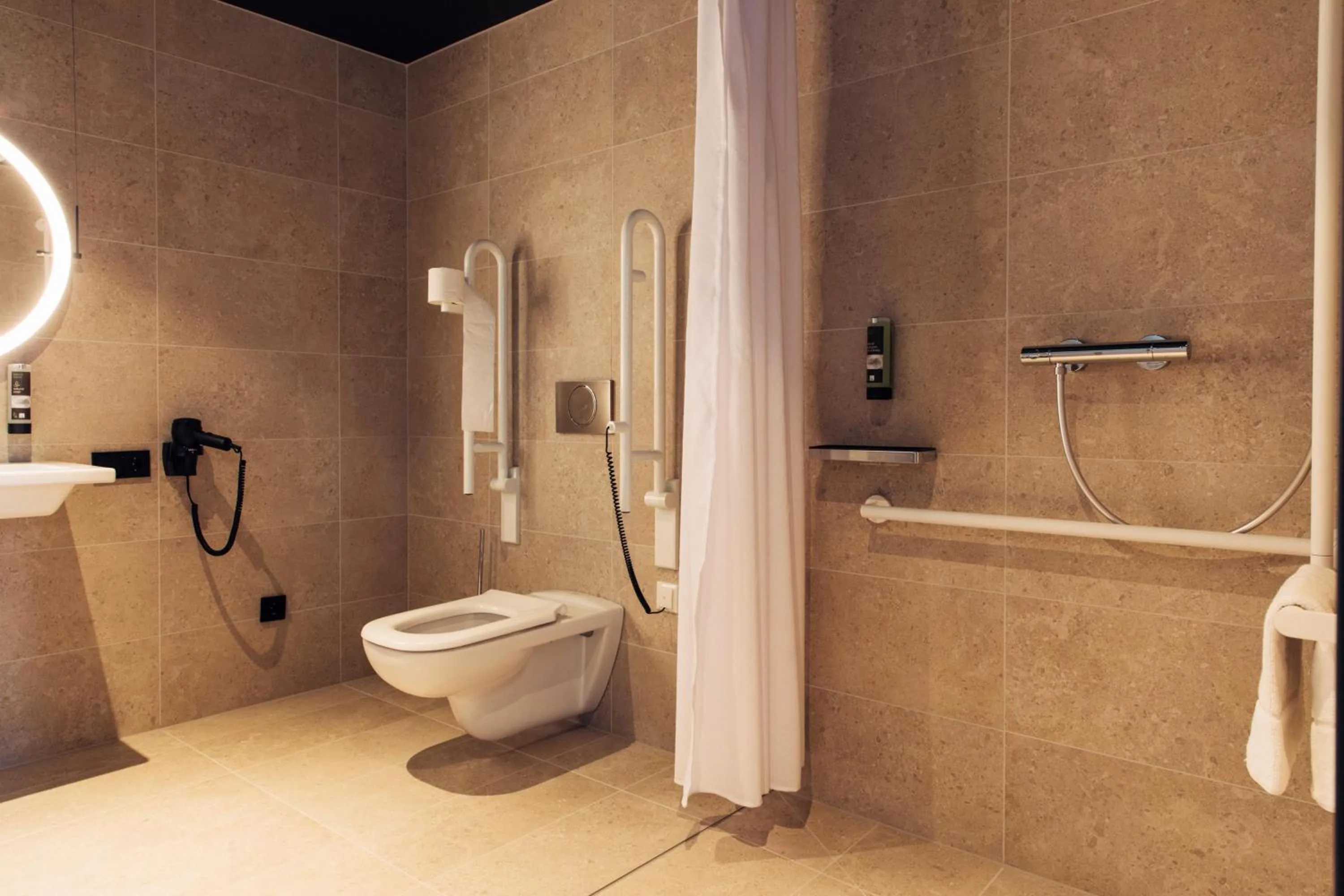 Bathroom in harry's home Steyr hotel & apartments