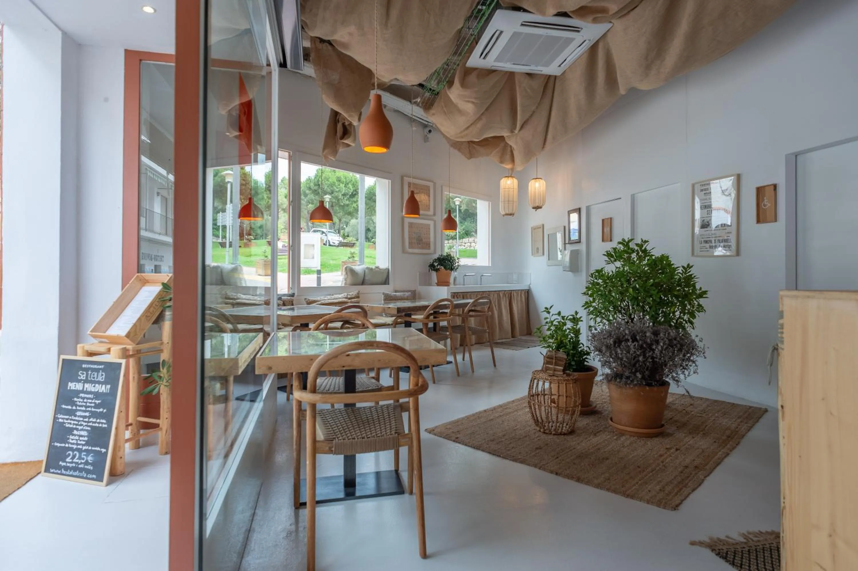 Restaurant/places to eat in Hostal Sa Teula