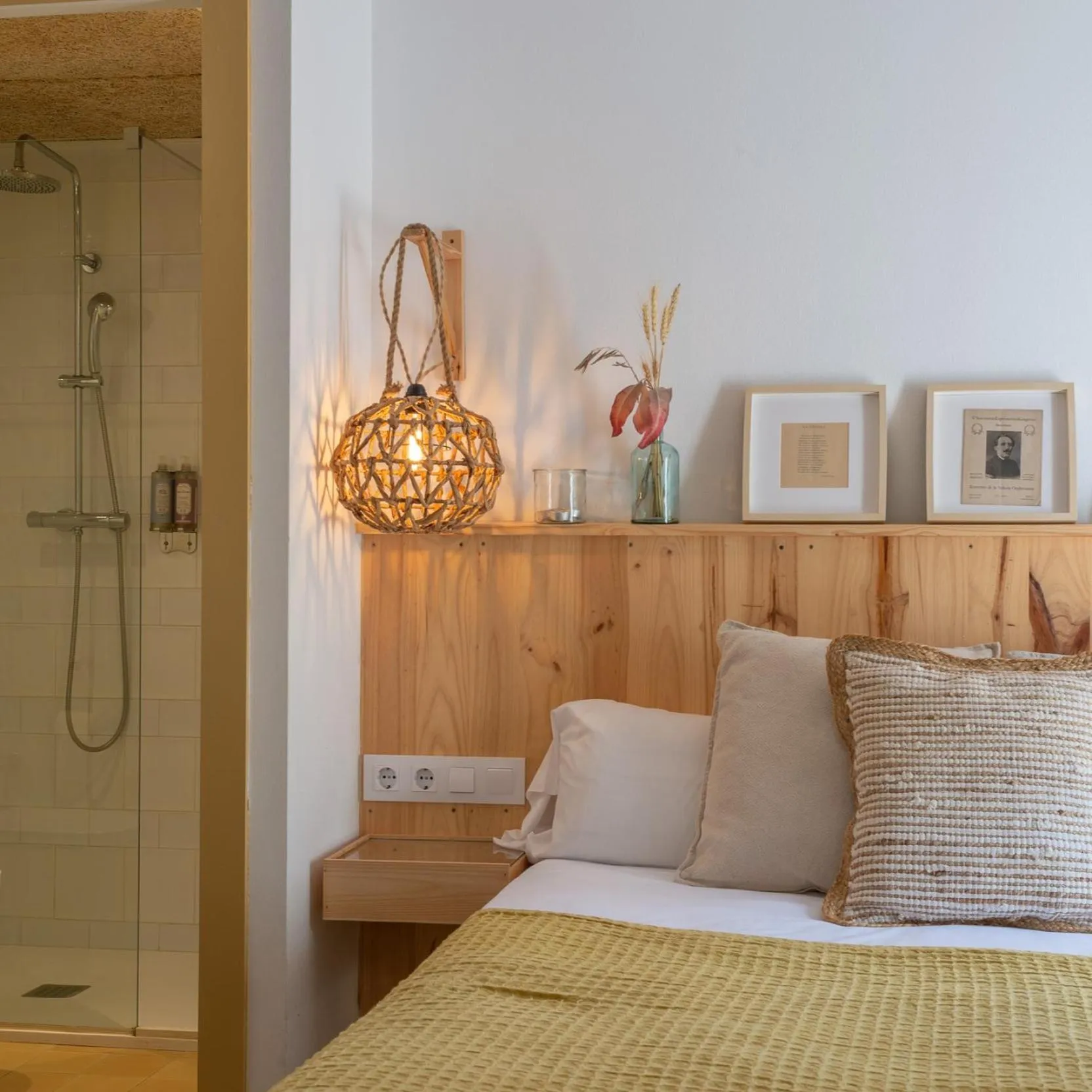 Shower, Bed in Hostal Sa Teula